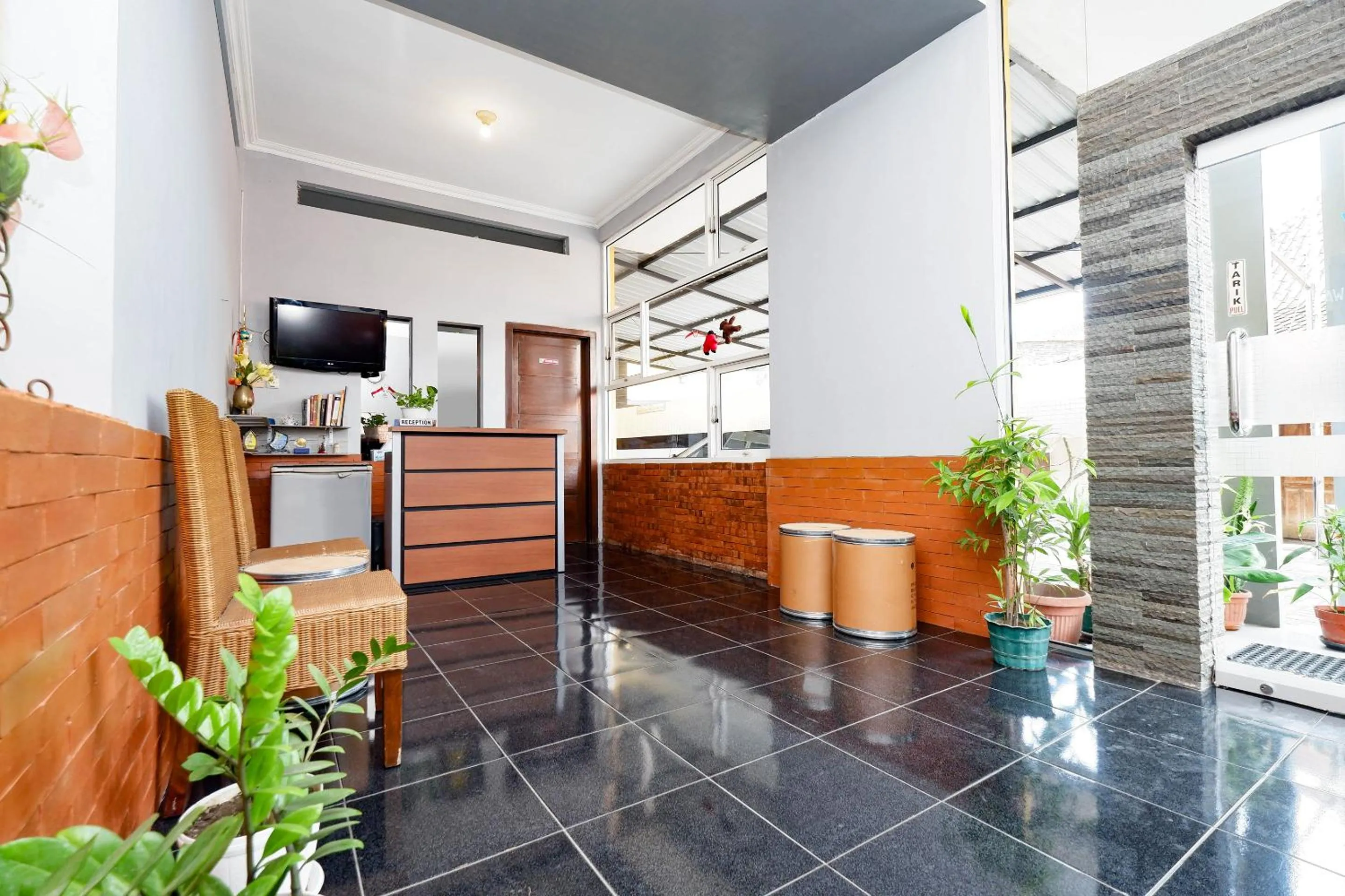 Lobby or reception in Hotel O Solo Point Guest House Syariah