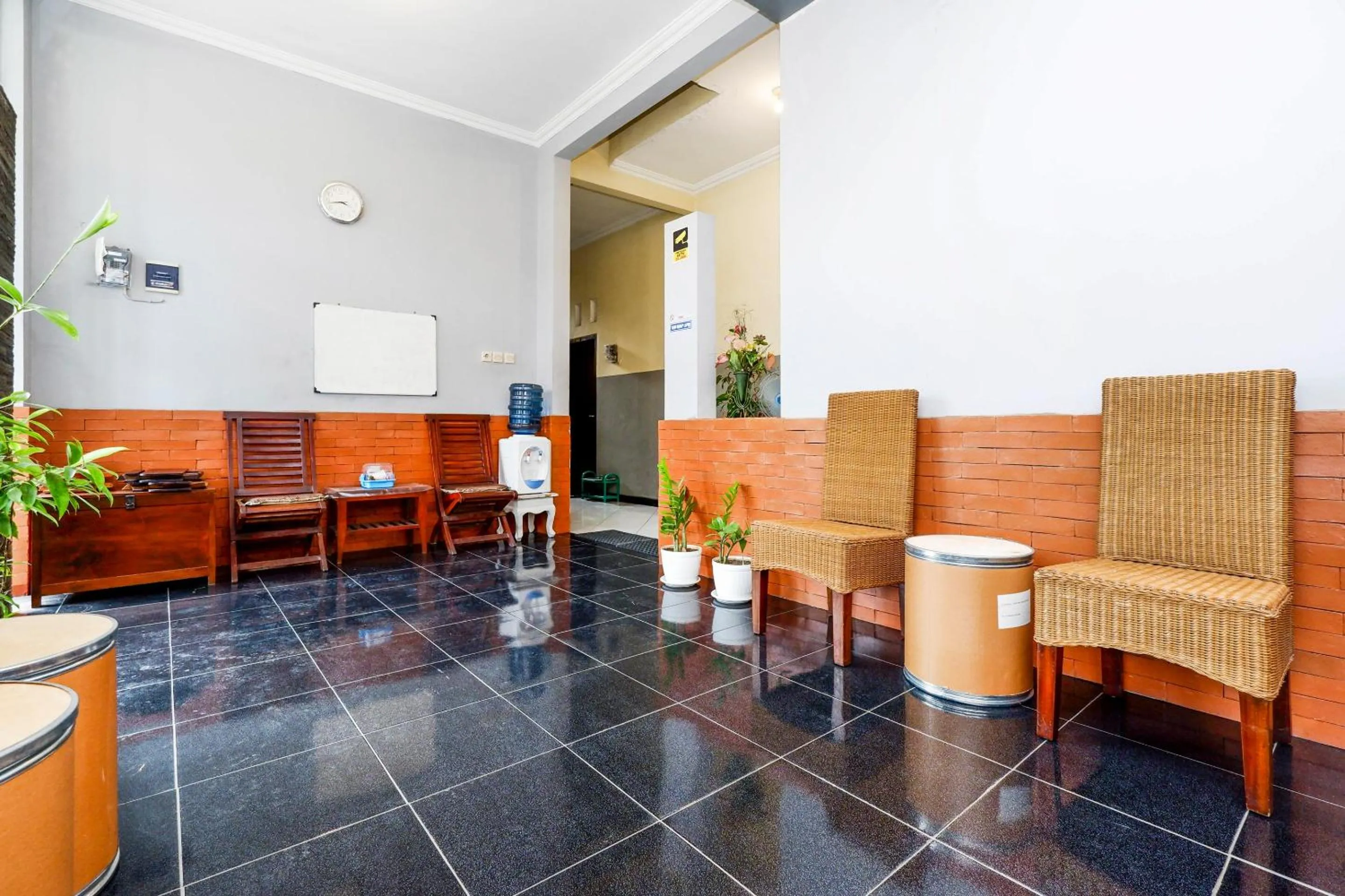 Lobby or reception in Hotel O Solo Point Guest House Syariah