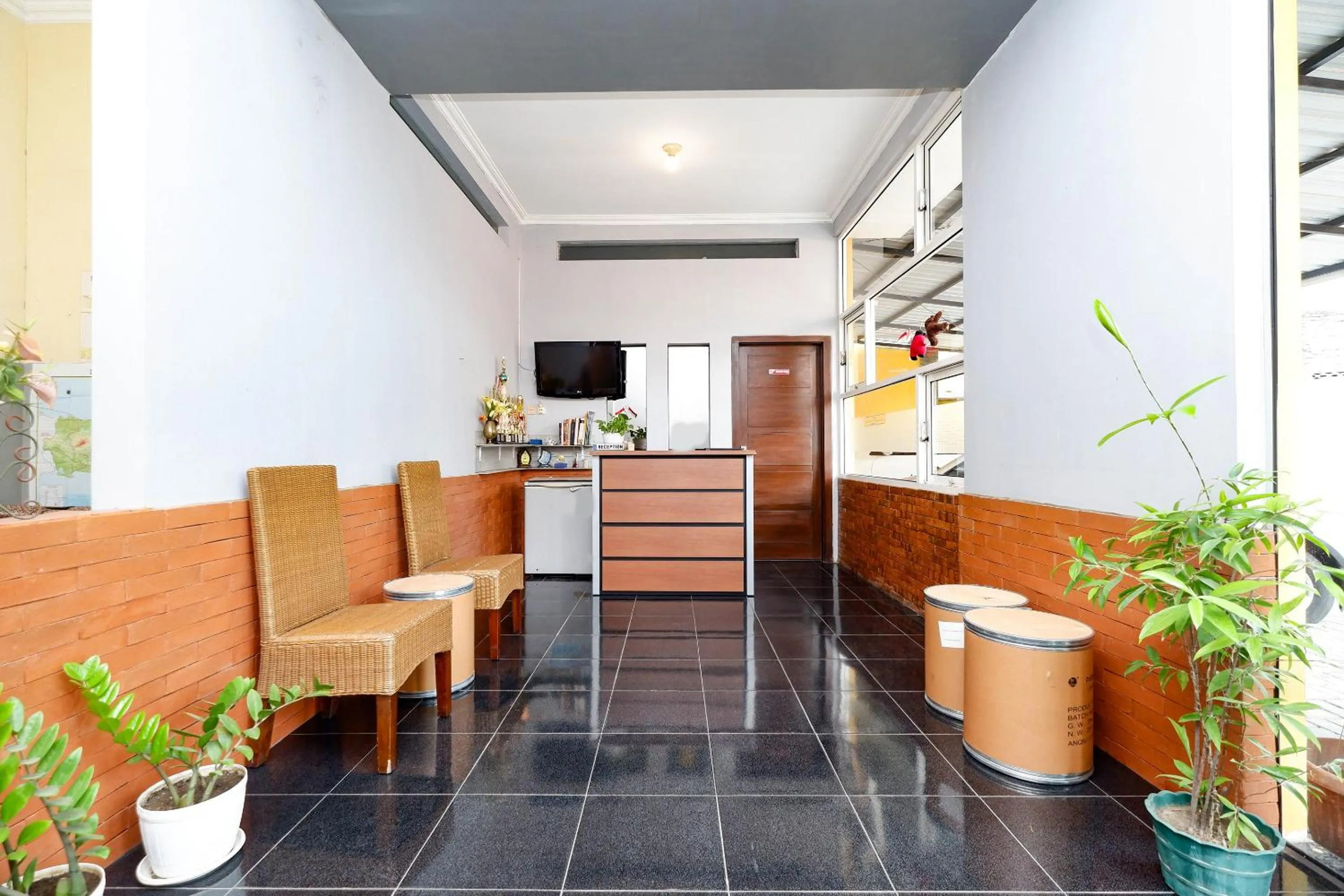 Lobby or reception in Hotel O Solo Point Guest House Syariah