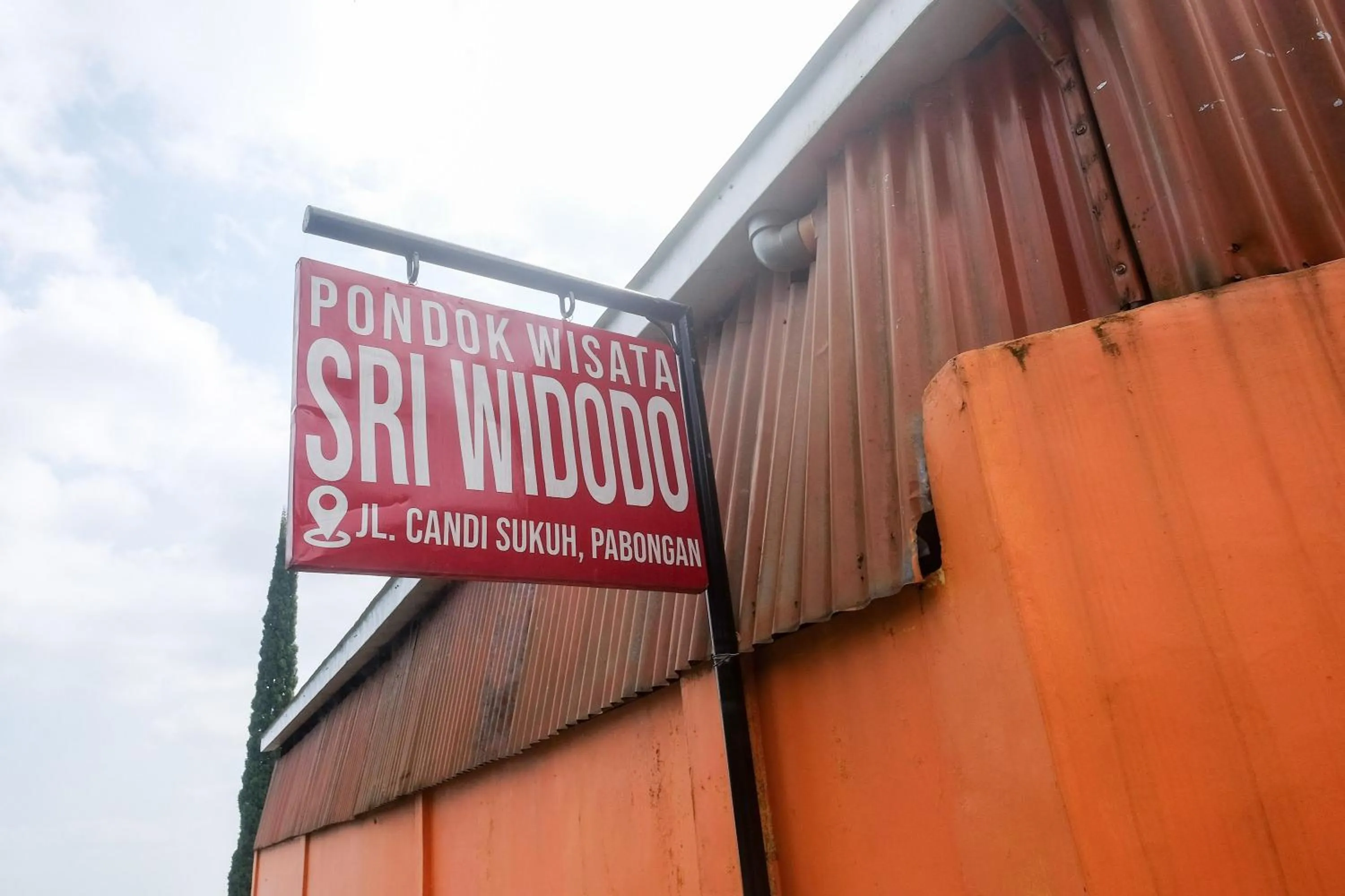 Property logo or sign in RedDoorz near Candi Sukuh Karanganyar