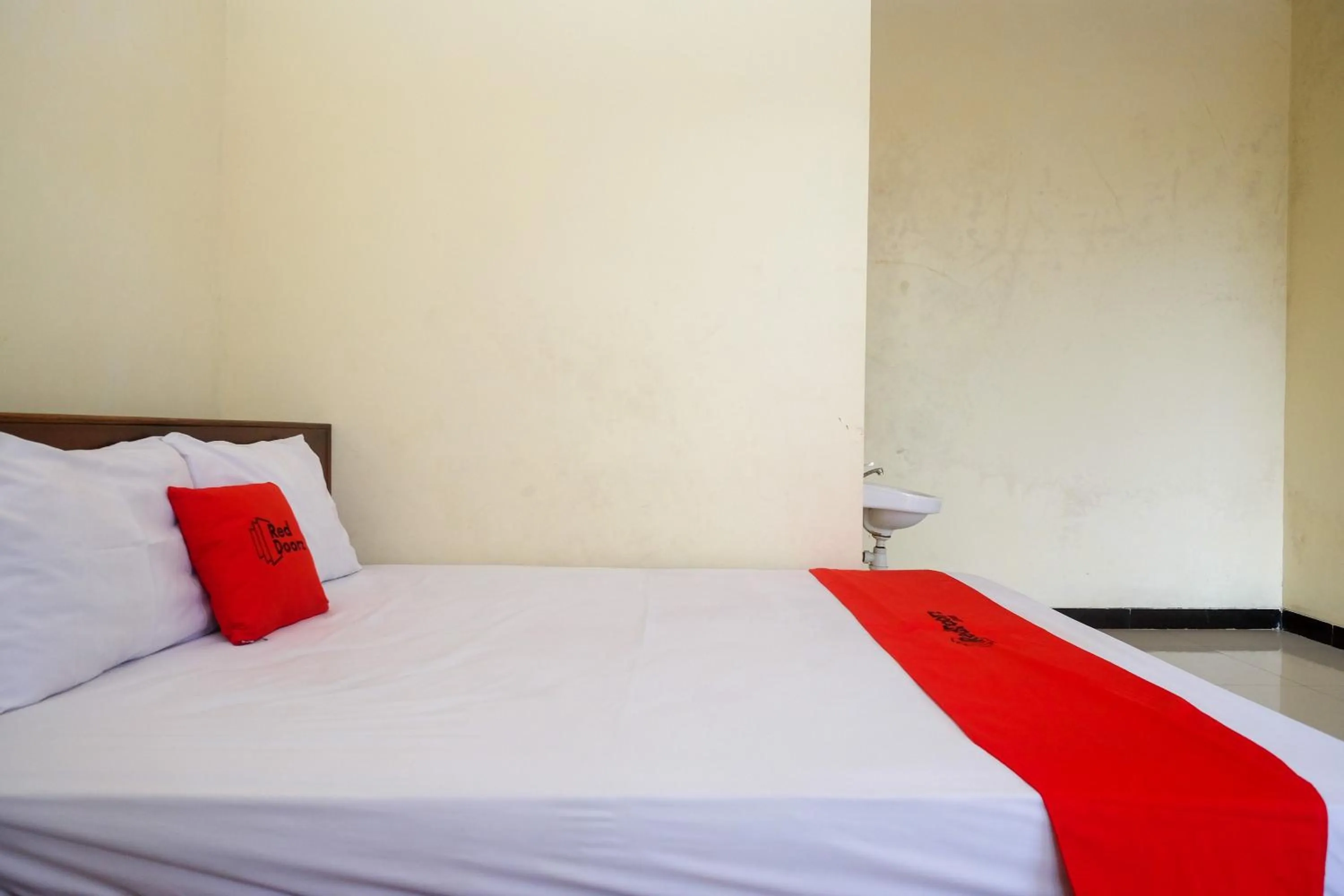 Bed in RedDoorz near Candi Sukuh Karanganyar