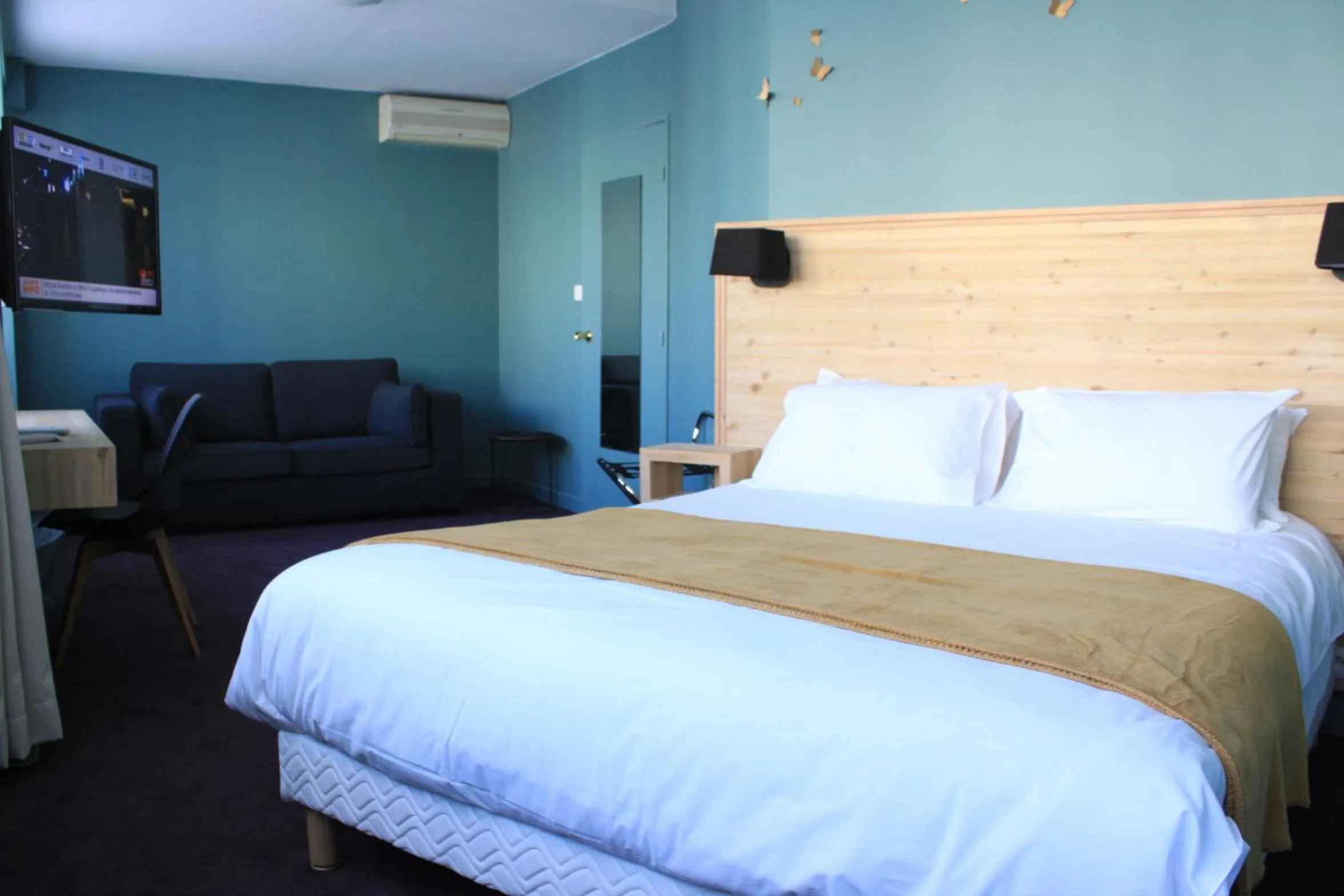 Photo of the whole room, Bed in Mon Hotel à Gap