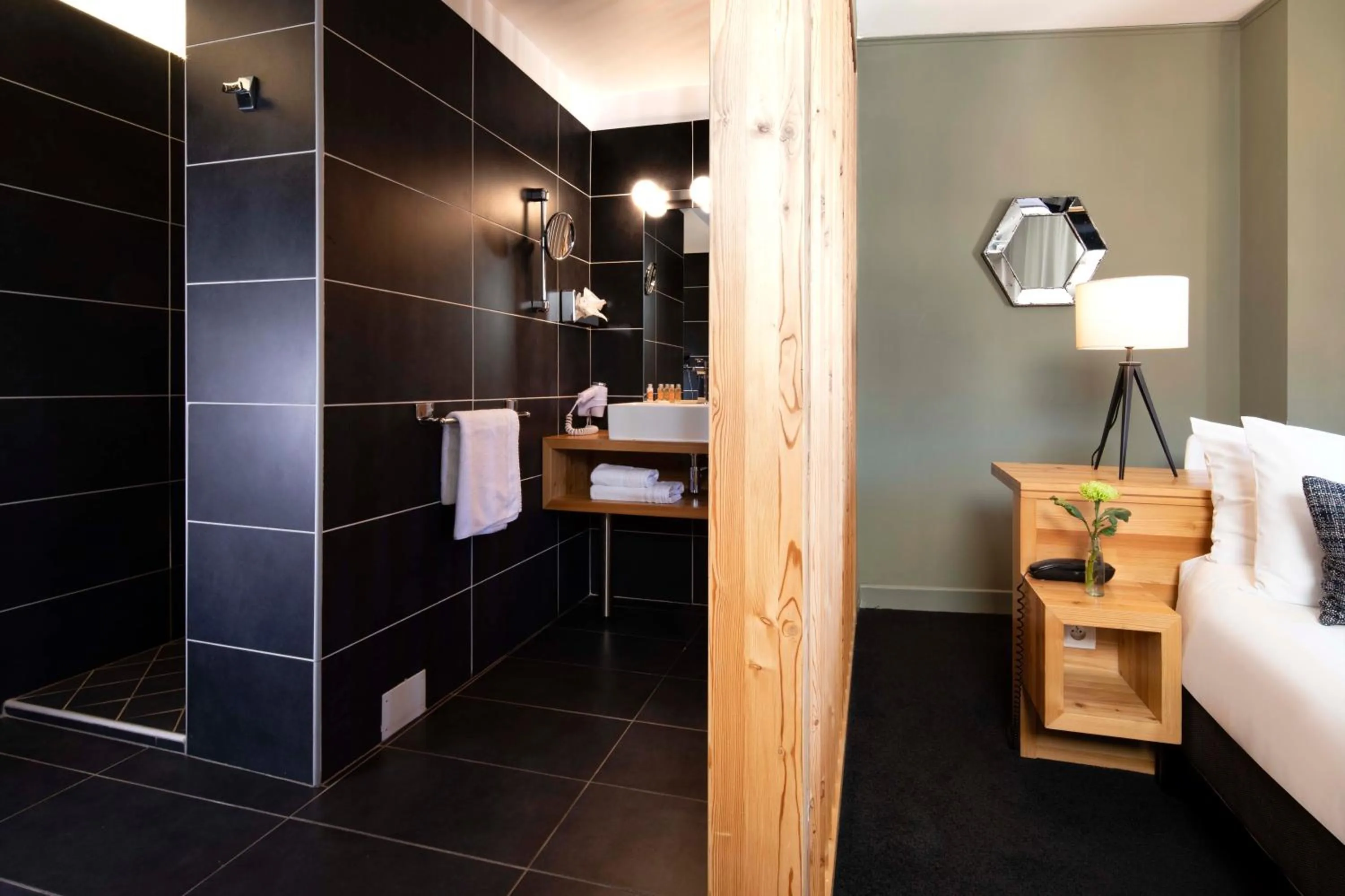 Shower, Bed in Mon Hotel à Gap