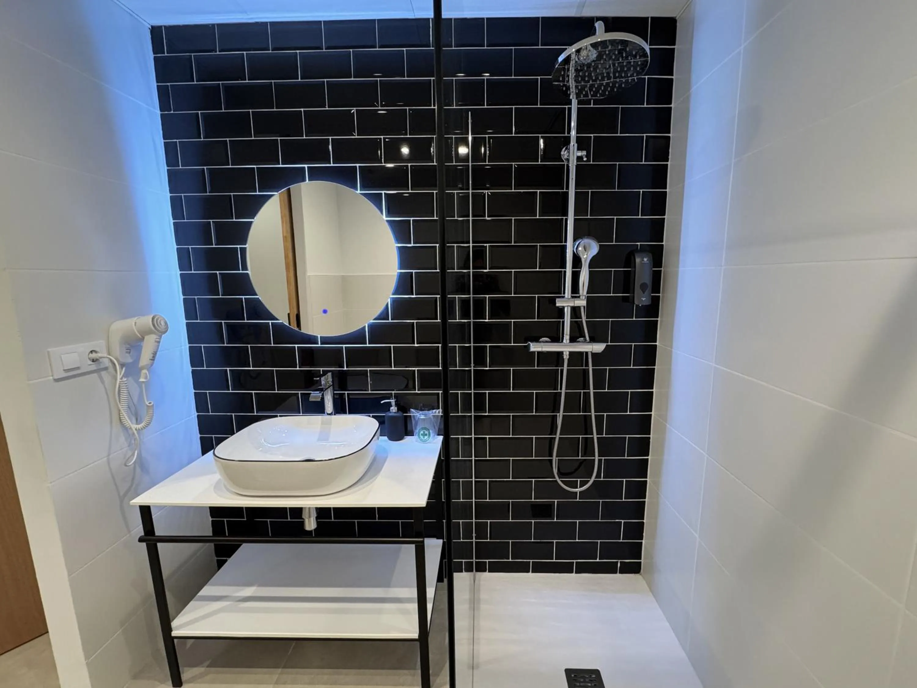 Shower in Hulot B&B Valencia