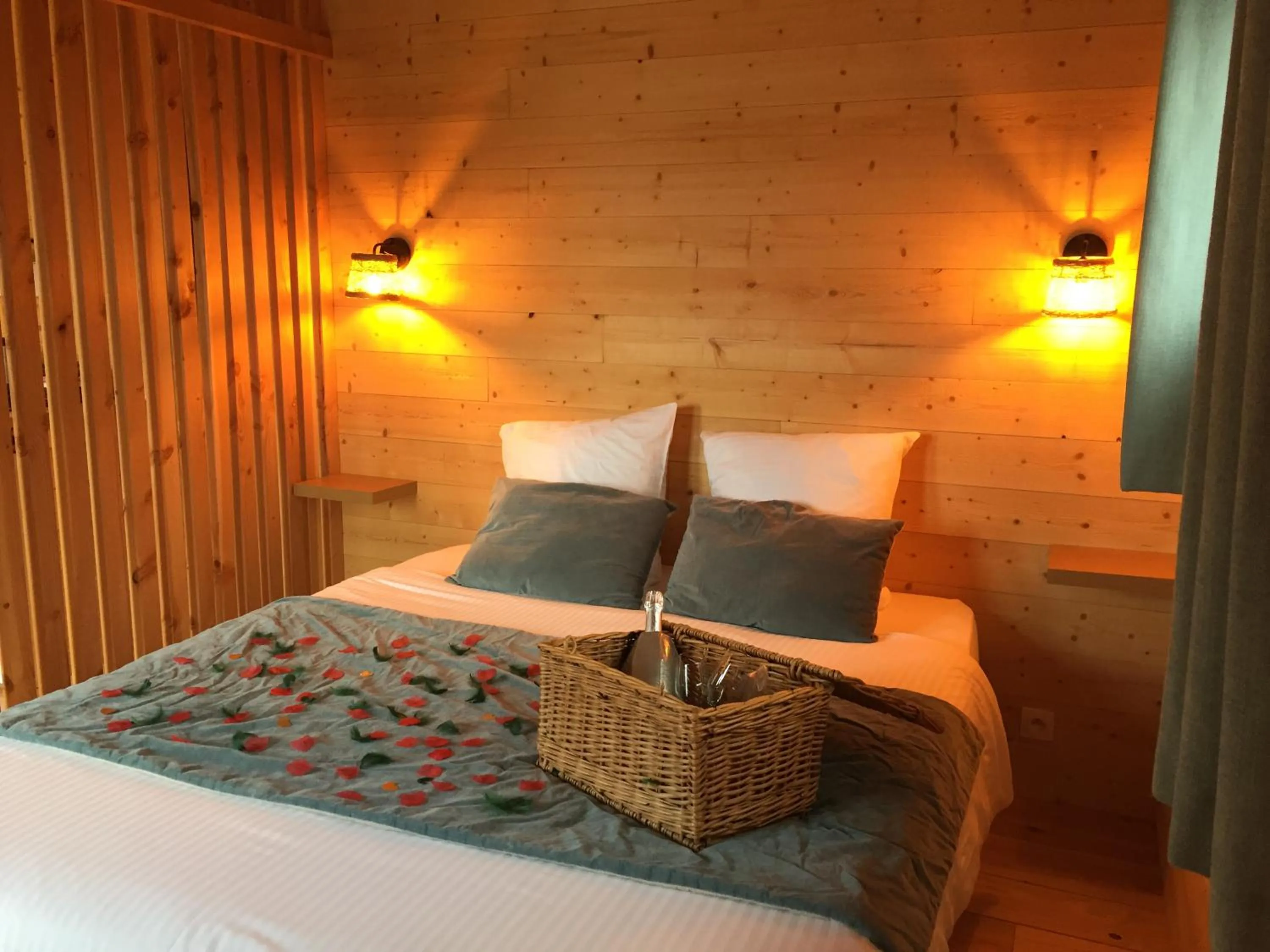 Bedroom, Bed in Les Lodges de la ViaRhôna / cabane-spa