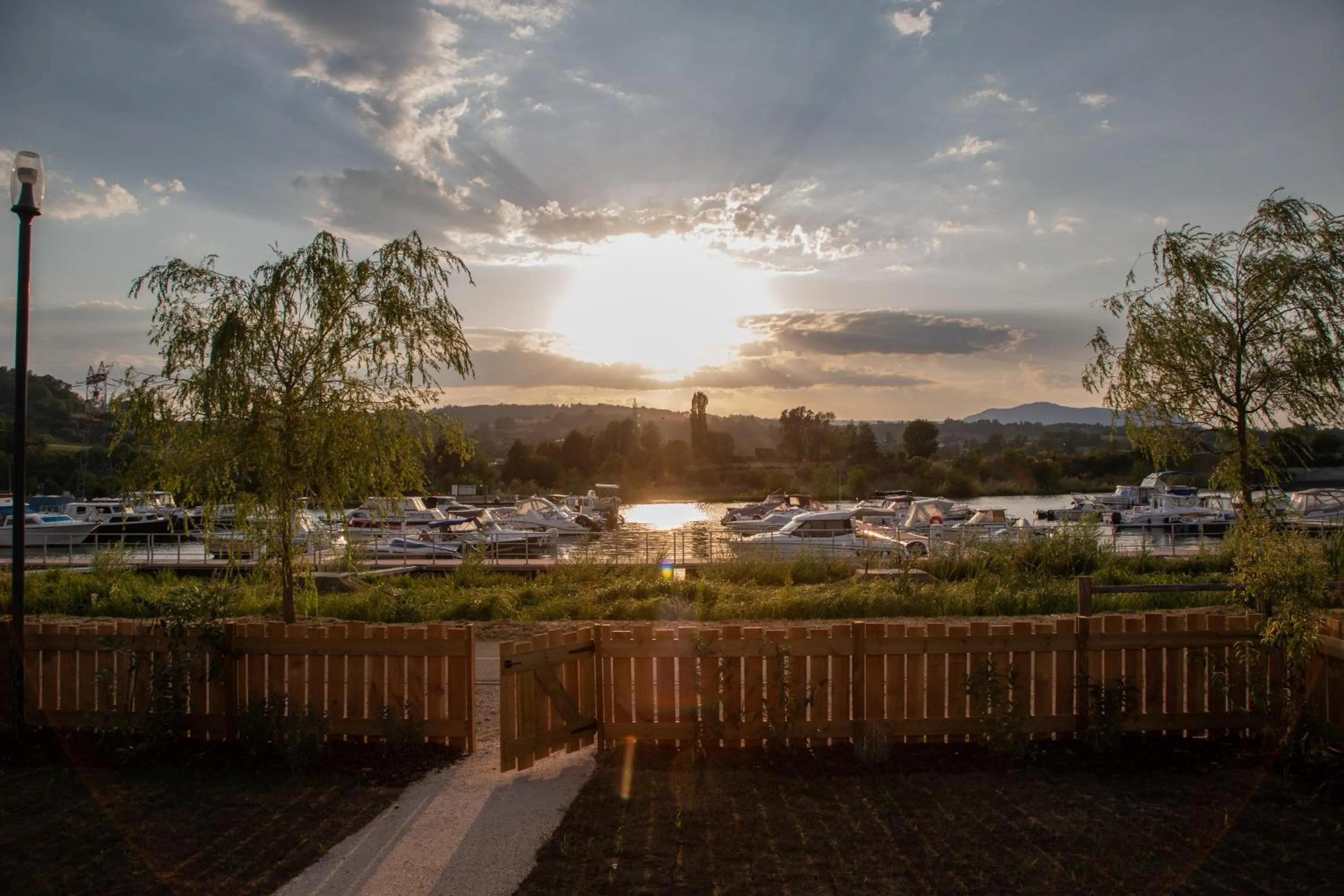 Garden view in Les Lodges de la ViaRhôna / cabane-spa