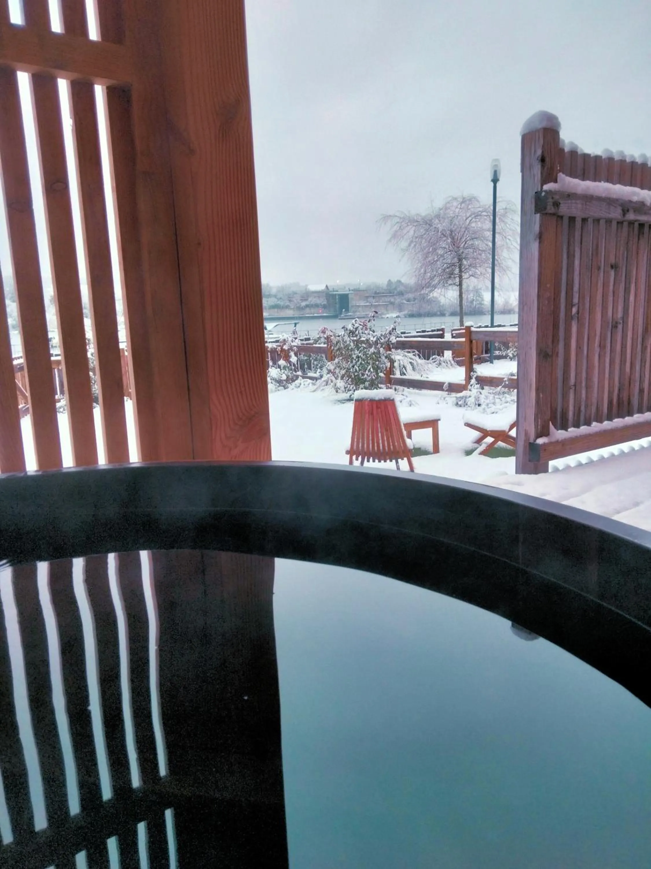 Hot Spring Bath in Les Lodges de la ViaRhôna / cabane-spa