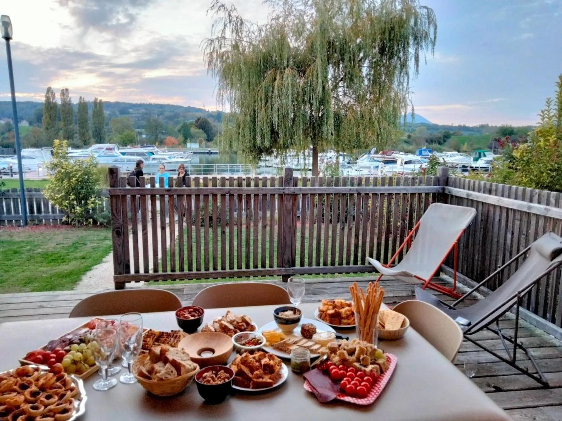 Patio in Les Lodges de la ViaRhôna / cabane-spa