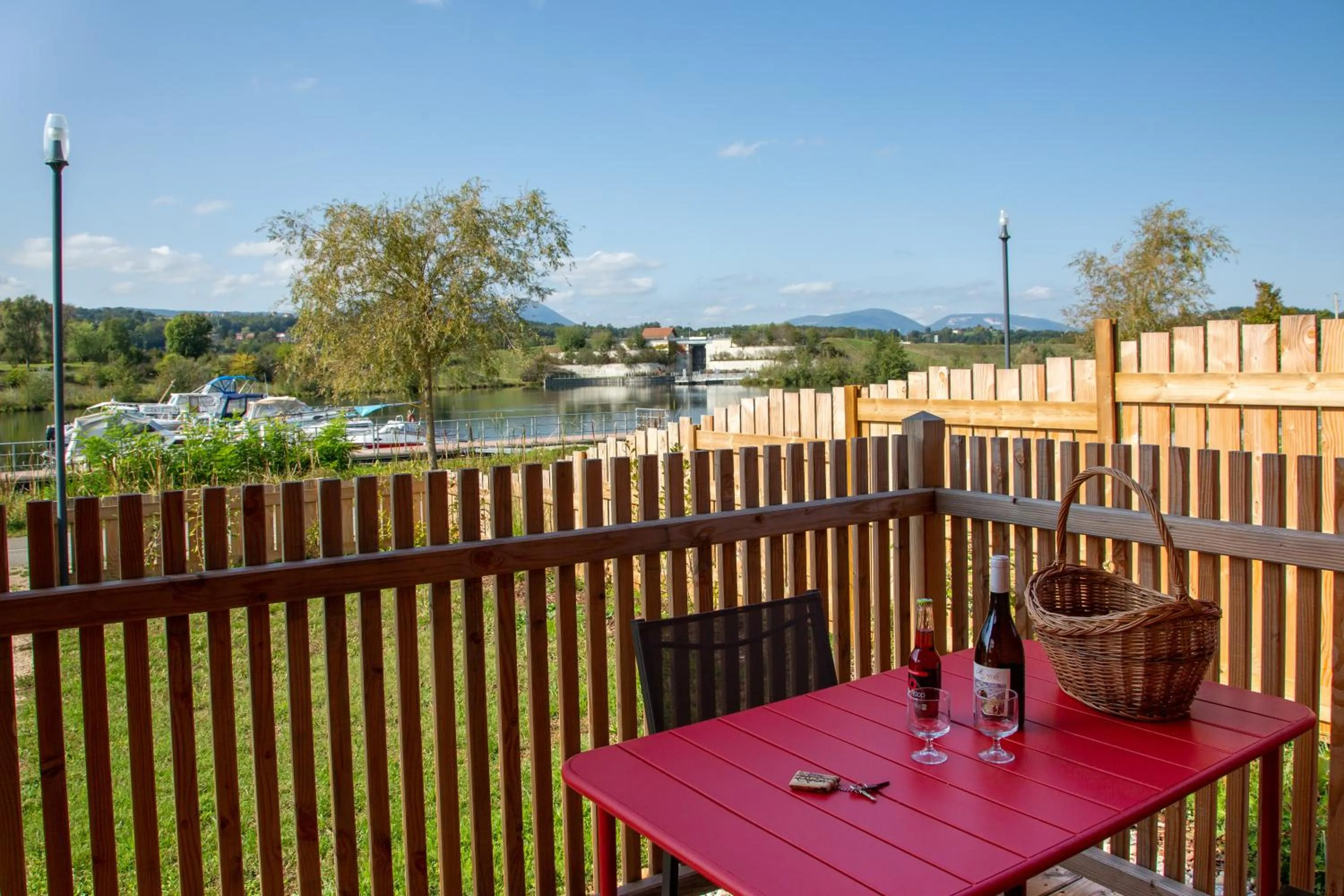 Natural landscape in Les Lodges de la ViaRhôna / cabane-spa