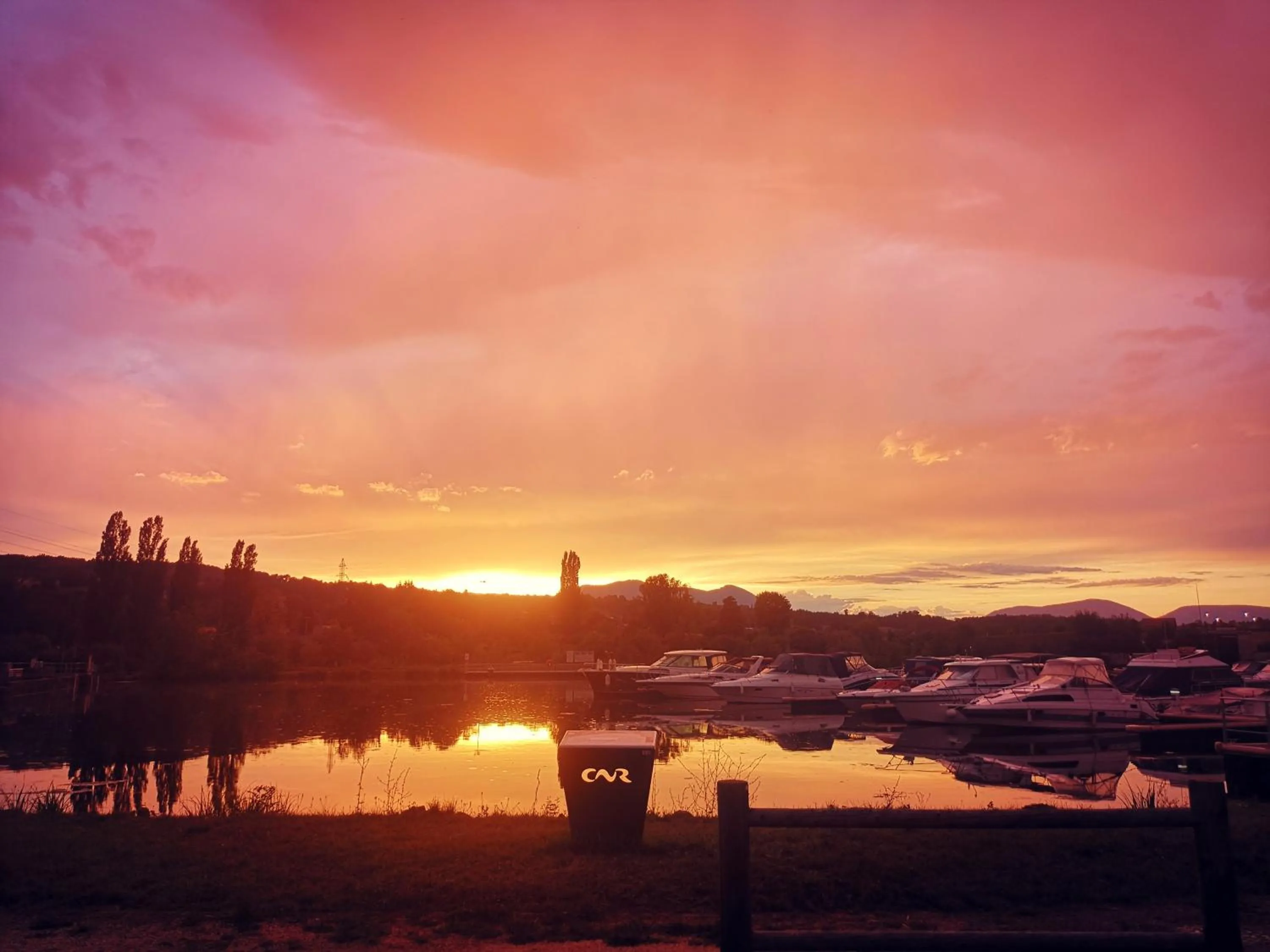 Lake view in Les Lodges de la ViaRhôna / cabane-spa
