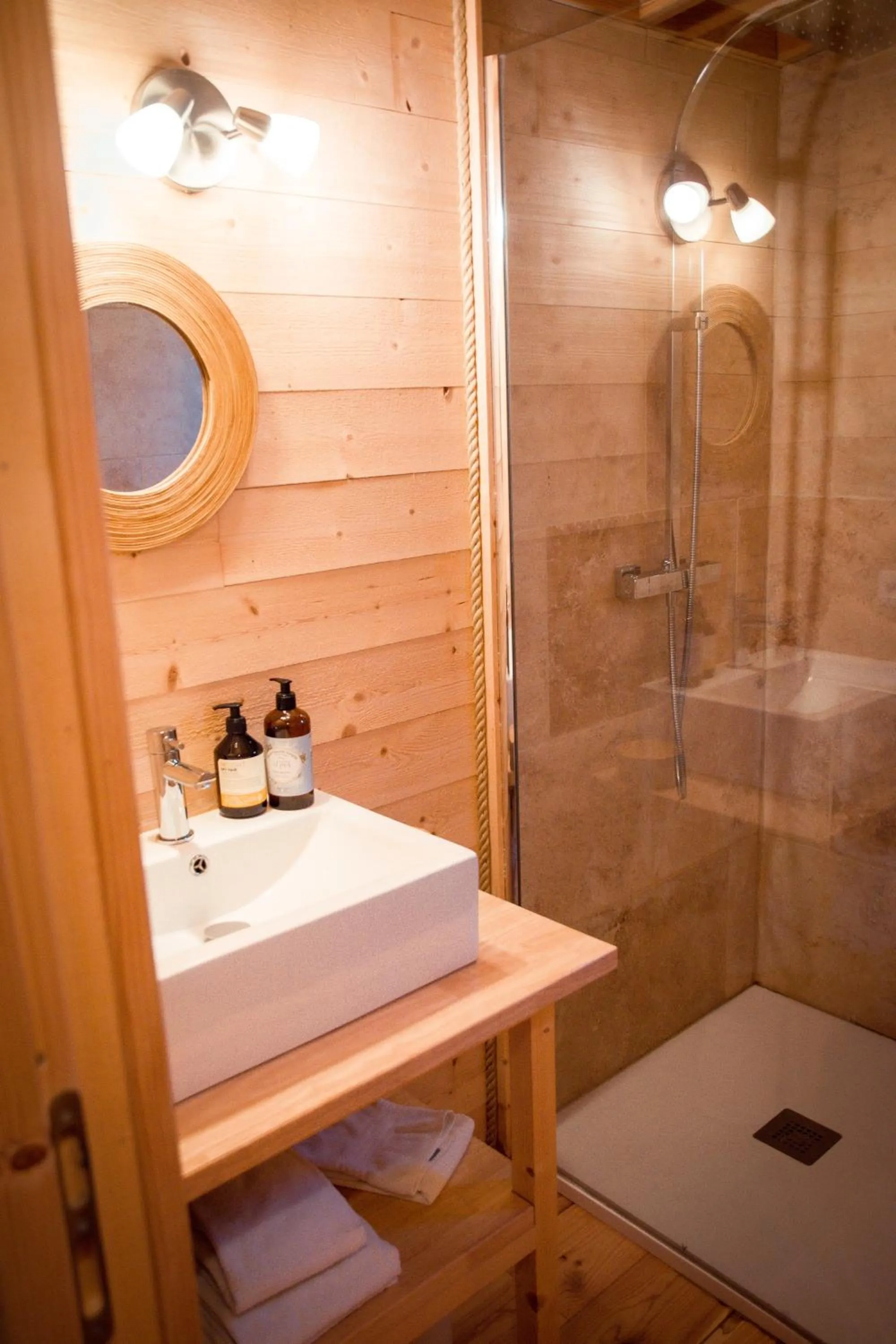 Bathroom in Les Lodges de la ViaRhôna / cabane-spa
