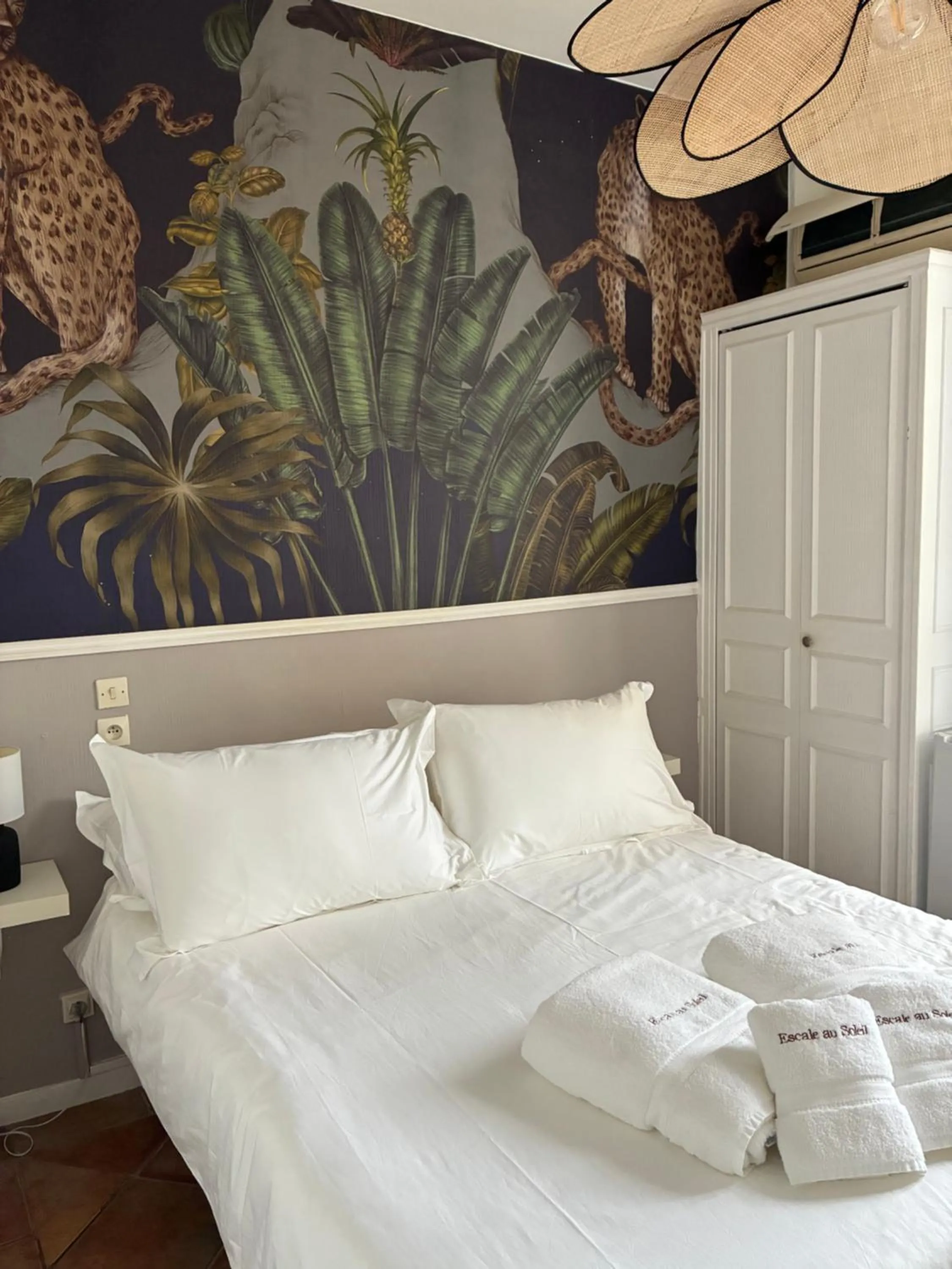 Photo of the whole room, Bed in Hôtel L'Escale Au Soleil