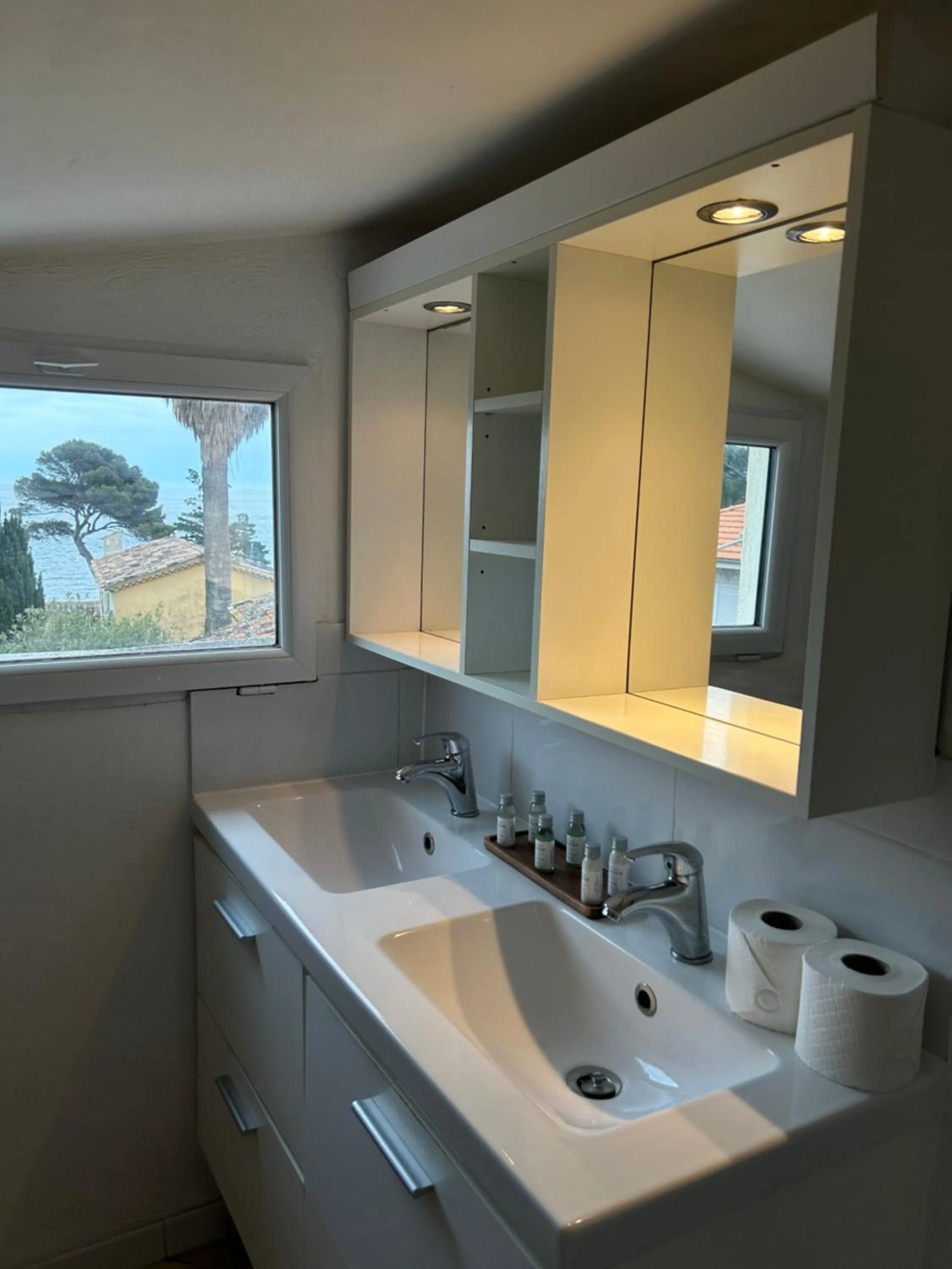 Bathroom in Hôtel L'Escale Au Soleil