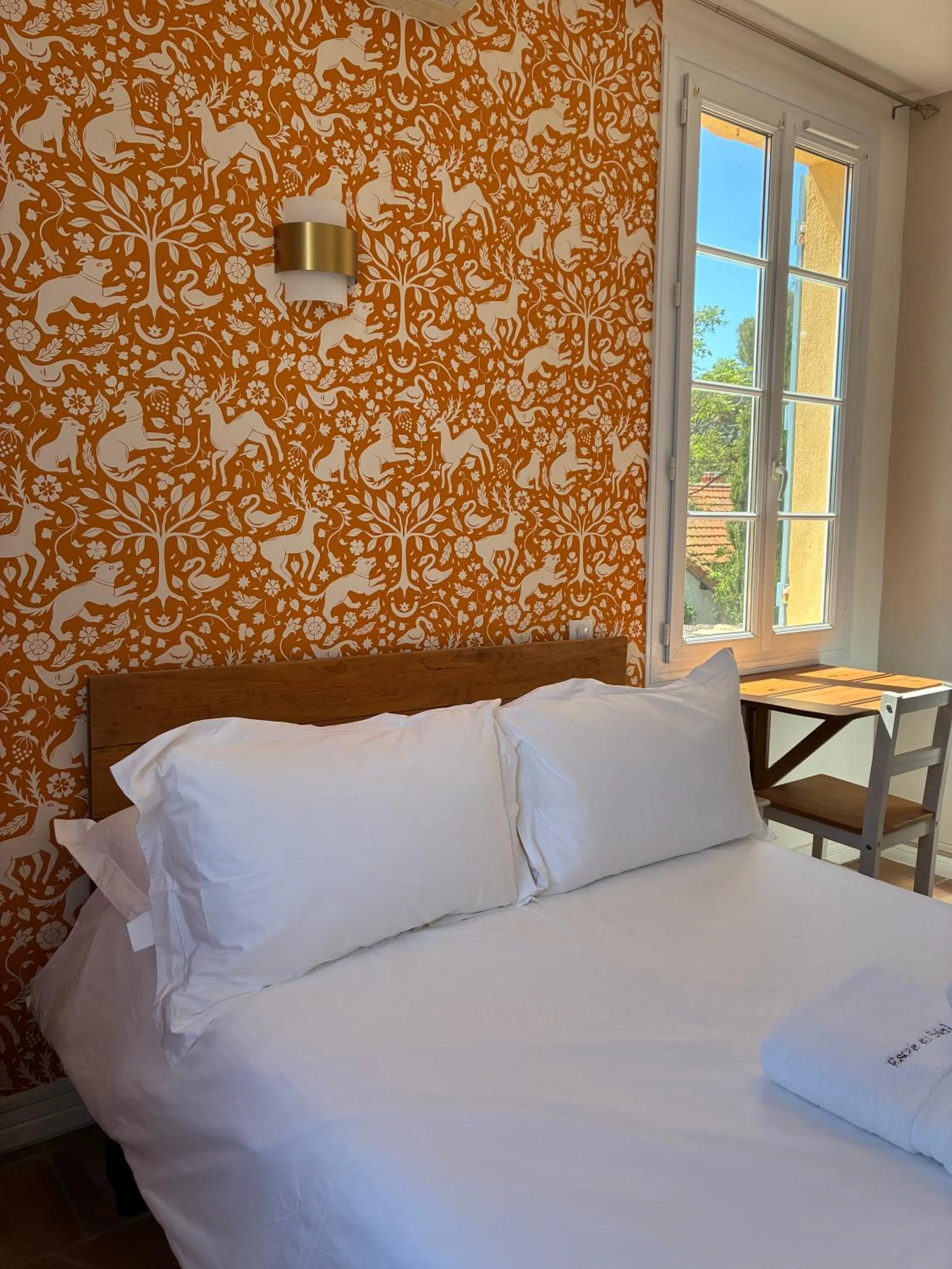 Bed in Hôtel L'Escale Au Soleil