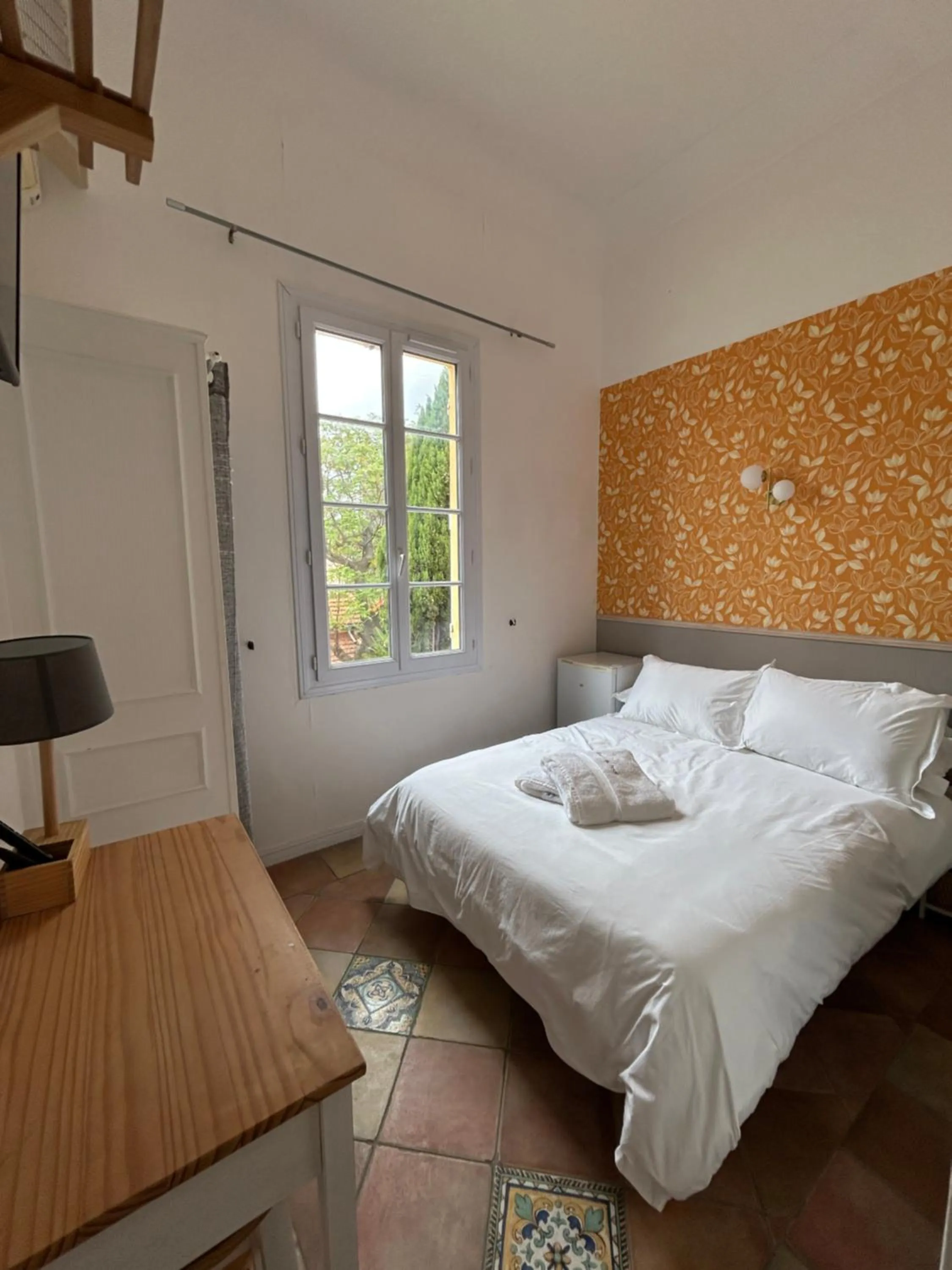 Bed in Hôtel L'Escale Au Soleil