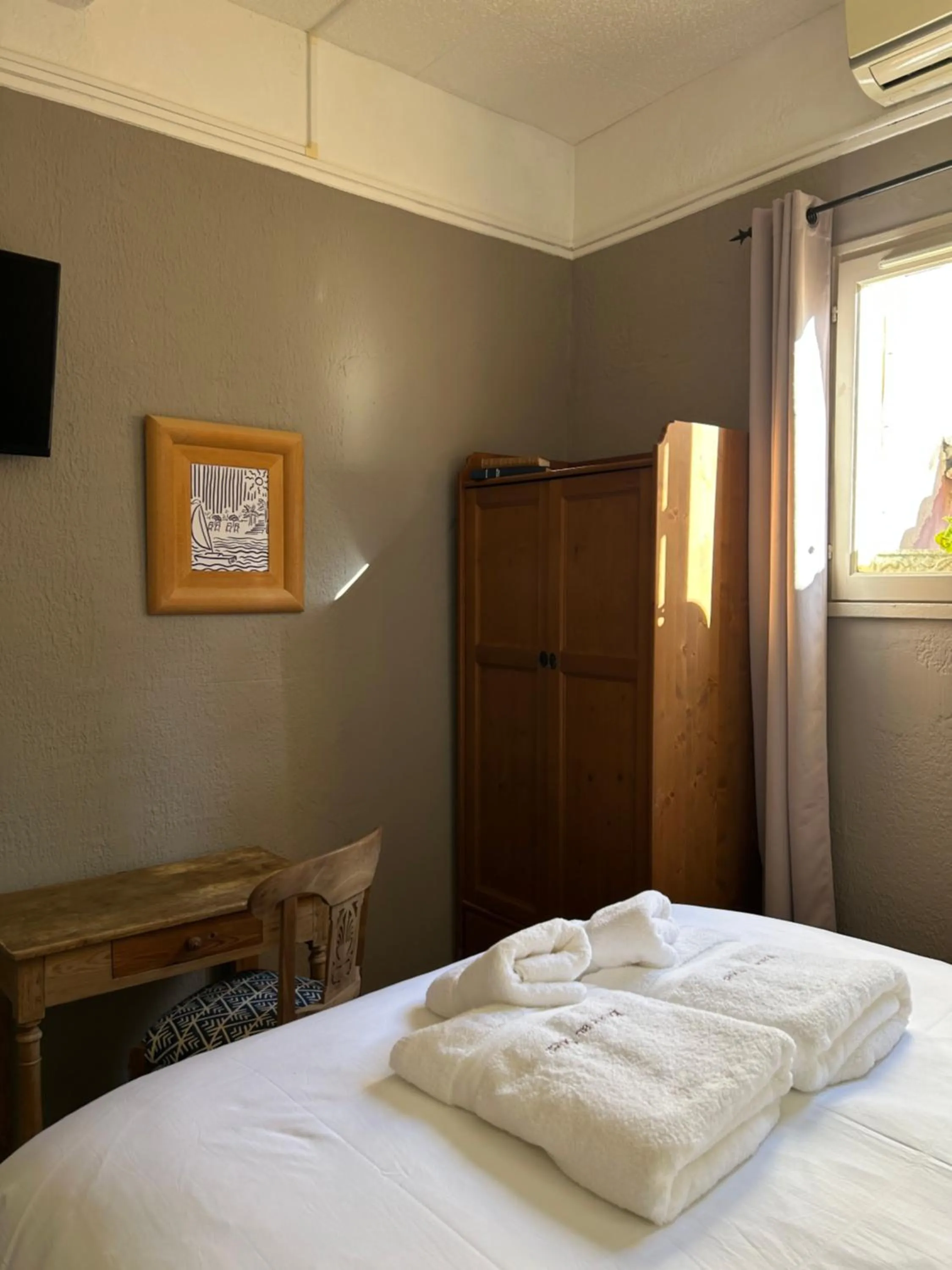 Bed in Hôtel L'Escale Au Soleil