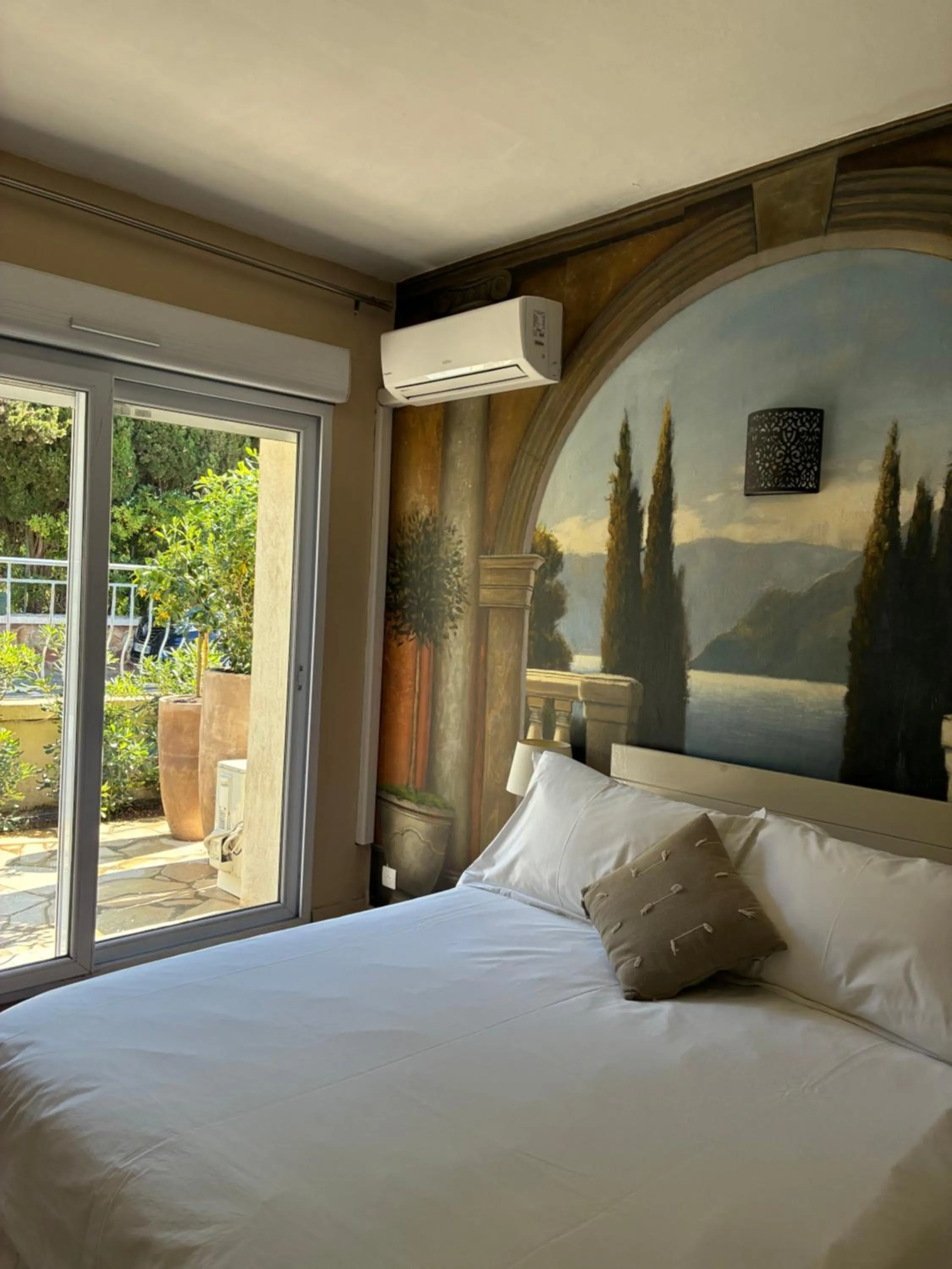 Patio, Bed in Hôtel L'Escale Au Soleil