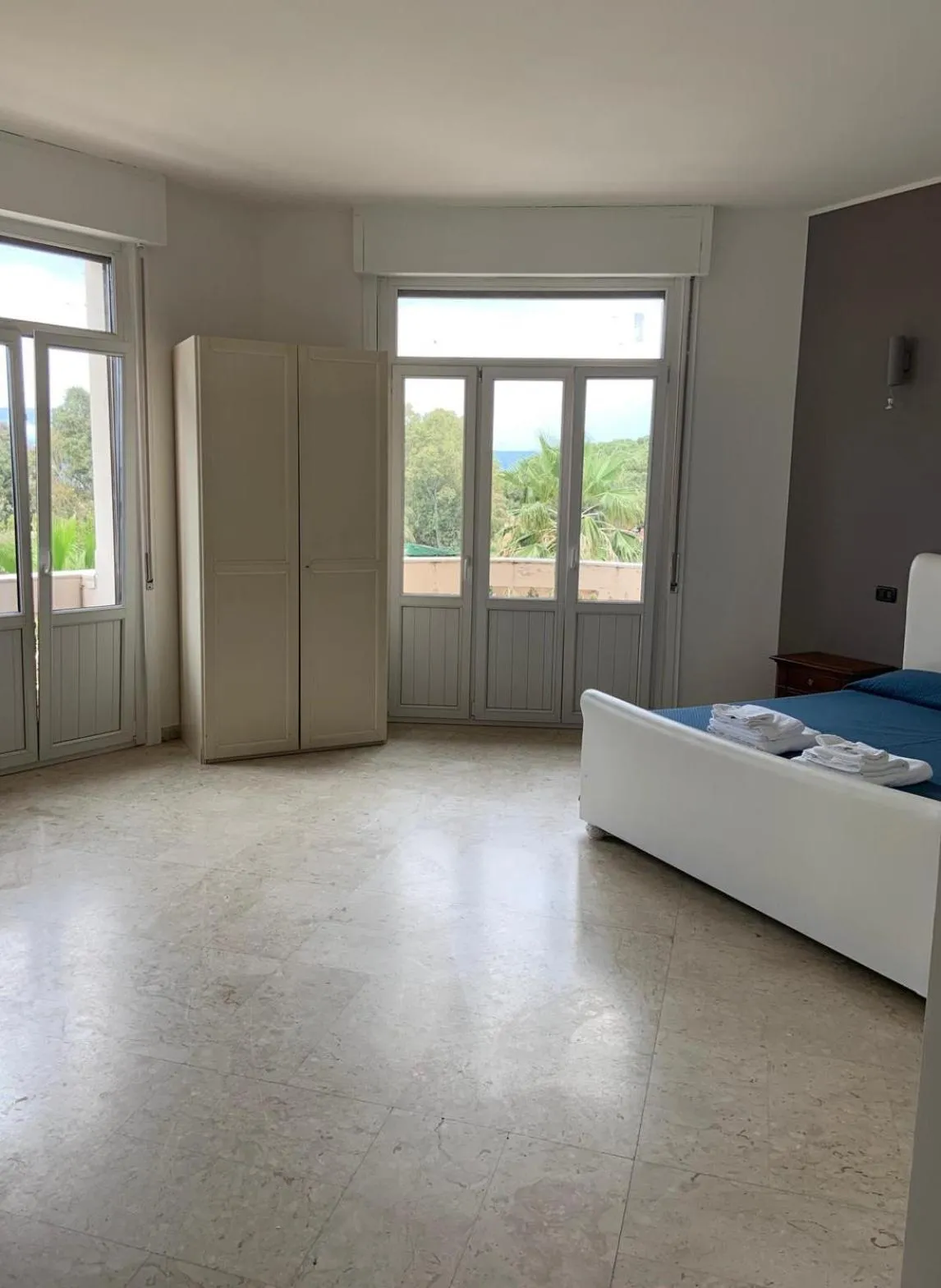 Living room, Bed in Hotel Lungomare