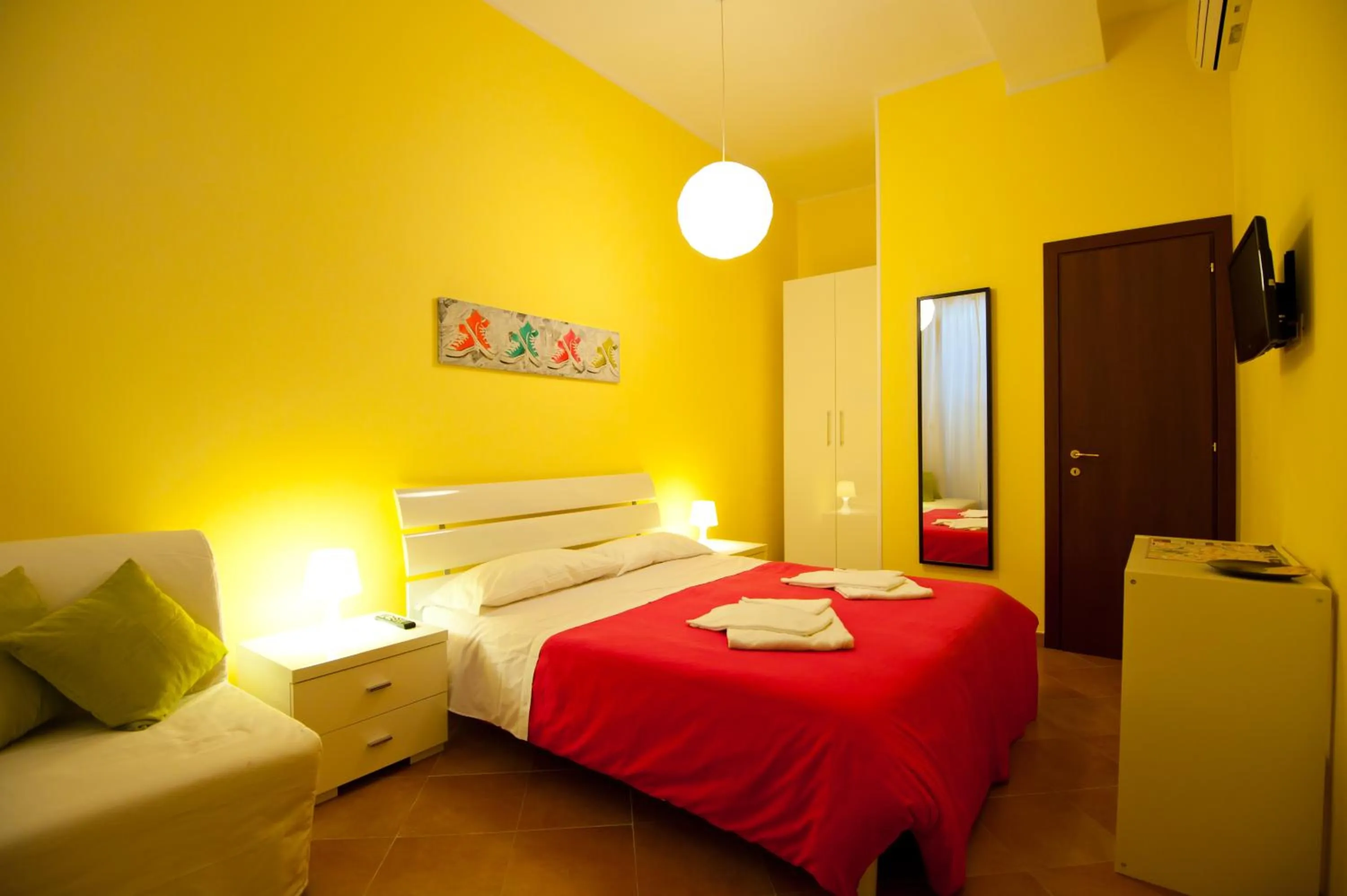 Property building, Bed in Rome Services Porta Castello