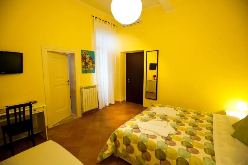 Photo of the whole room, Bed in Rome Services Porta Castello