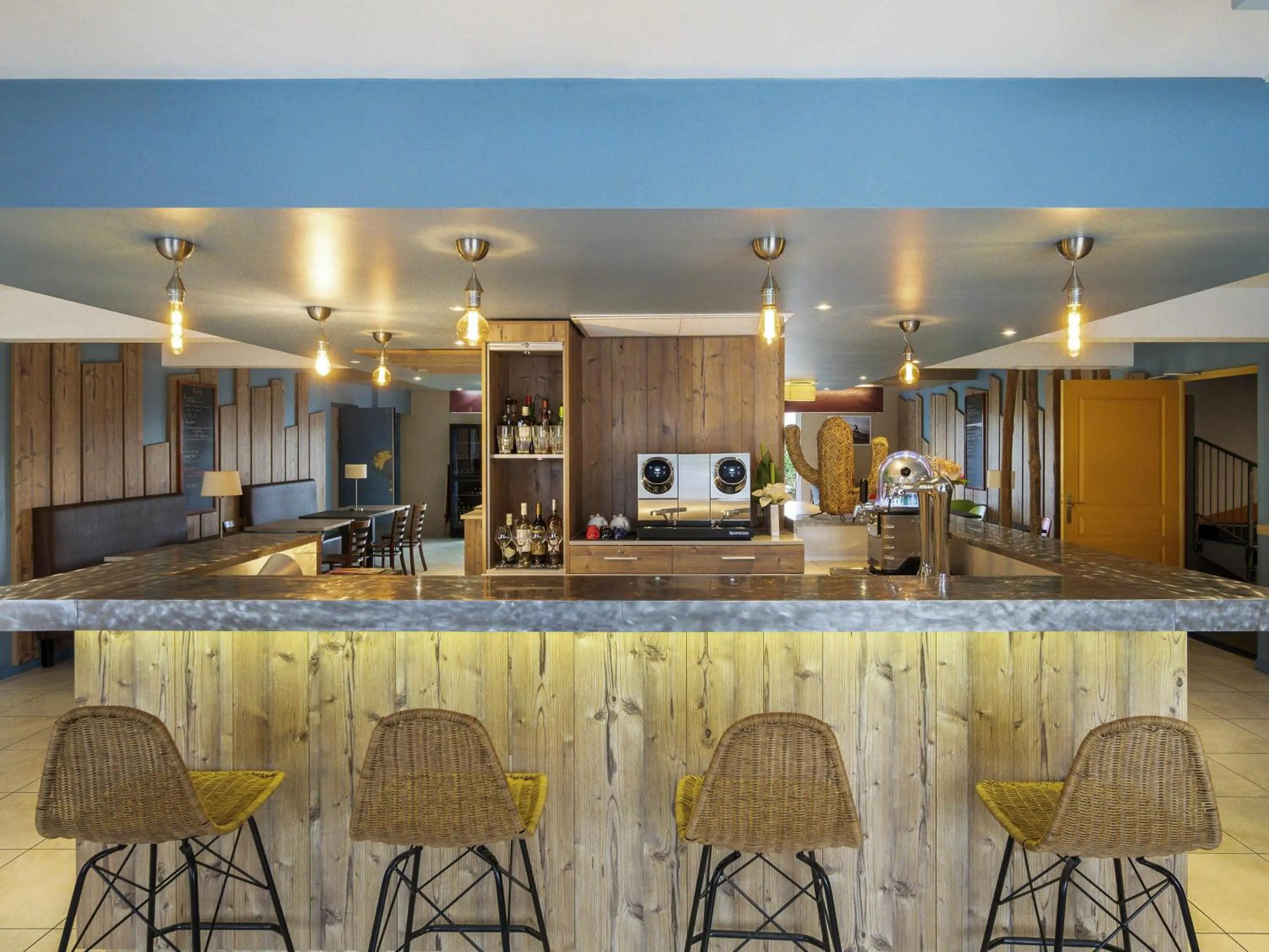 Lounge or bar in ibis Styles Marennes d'Oléron