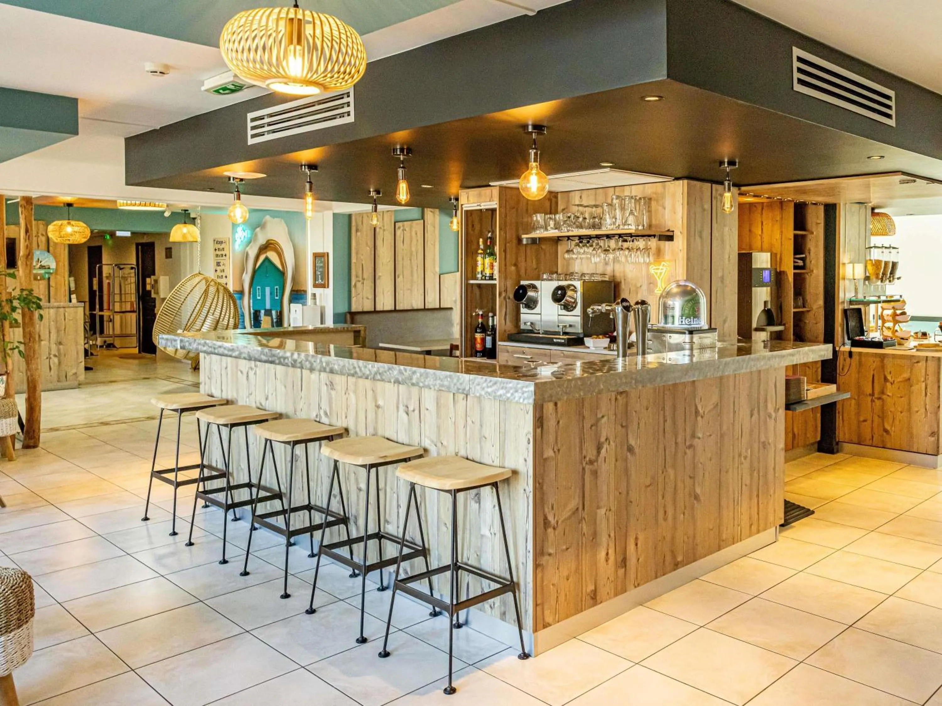 Lounge or bar in ibis Styles Marennes d'Oléron