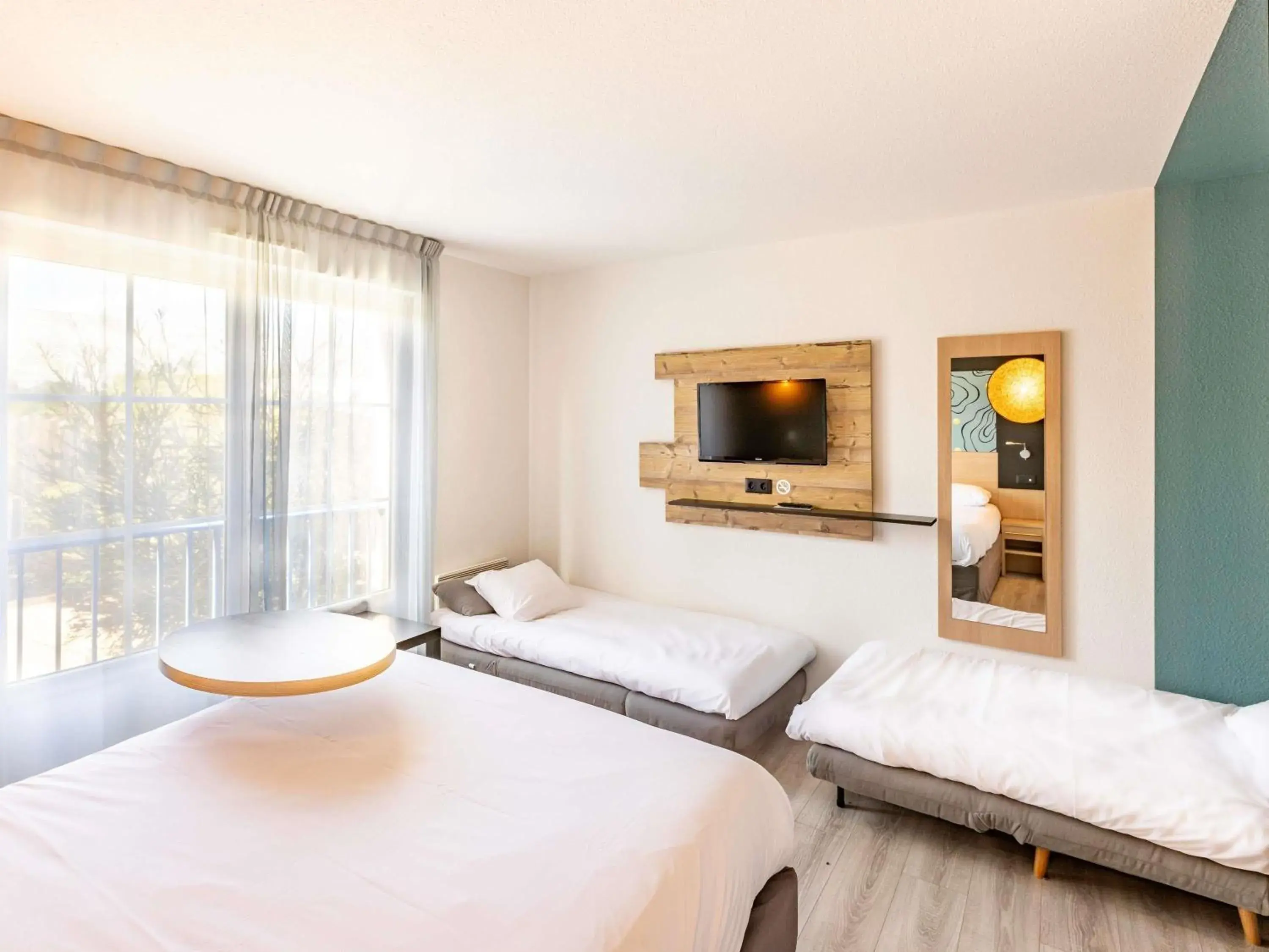 Standard Room with One Double Bed and Two Sofas in ibis Styles Marennes d'Oléron Standard Room with One Double Bed and Two Sofas in ibis Styles Marennes d'Oléron