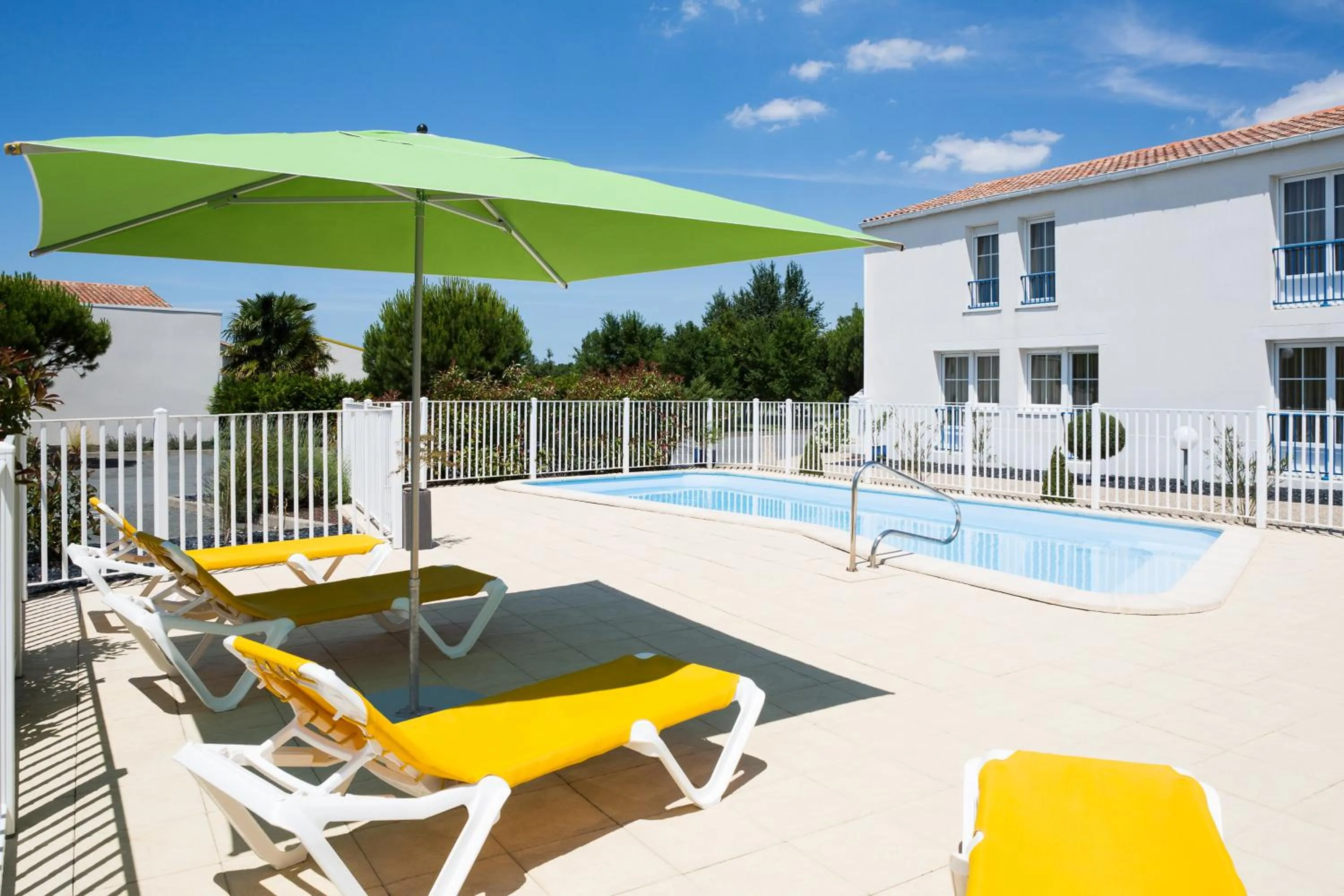 Swimming pool in ibis Styles Marennes d'Oléron