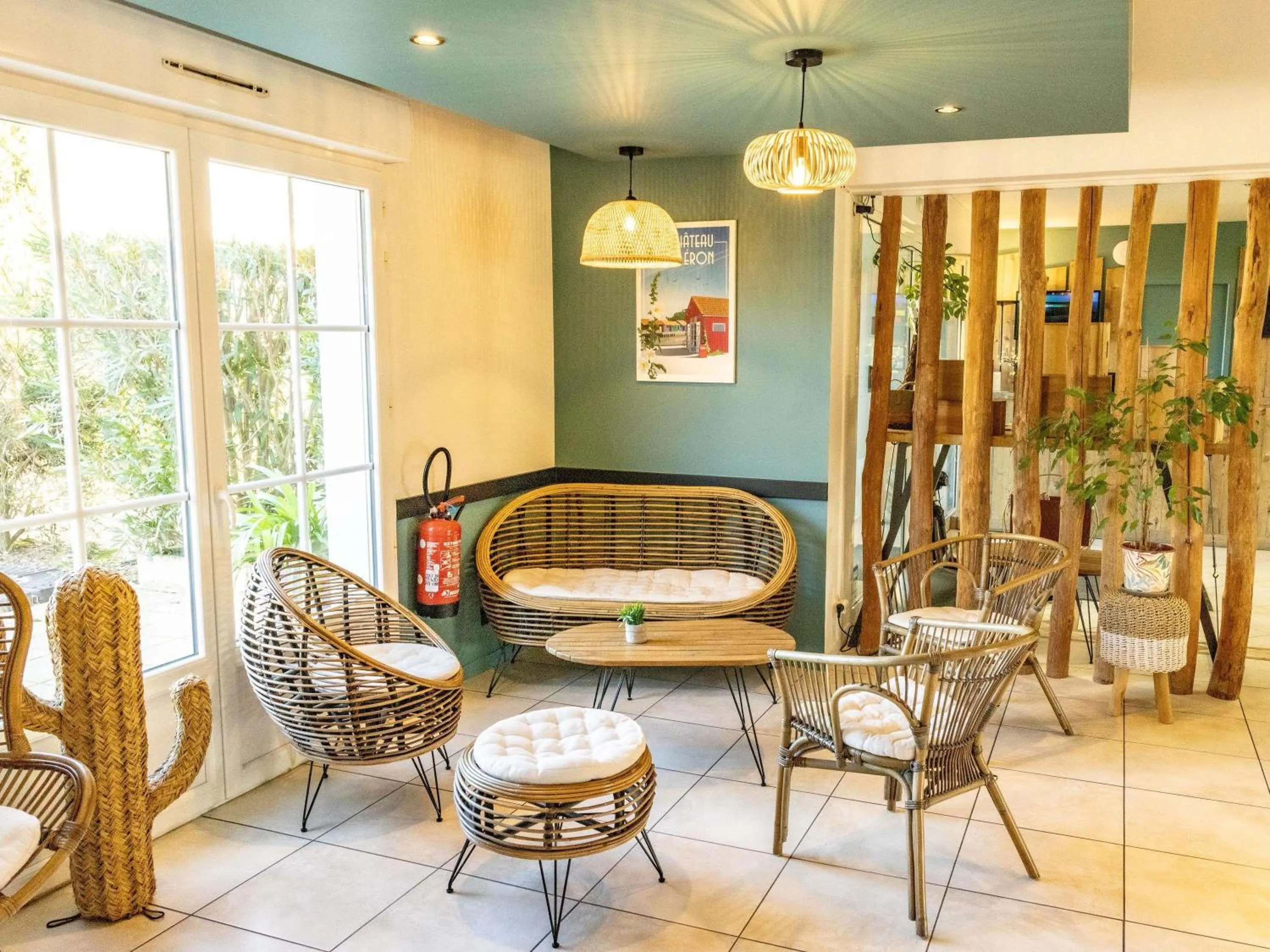 Lounge or bar in ibis Styles Marennes d'Oléron