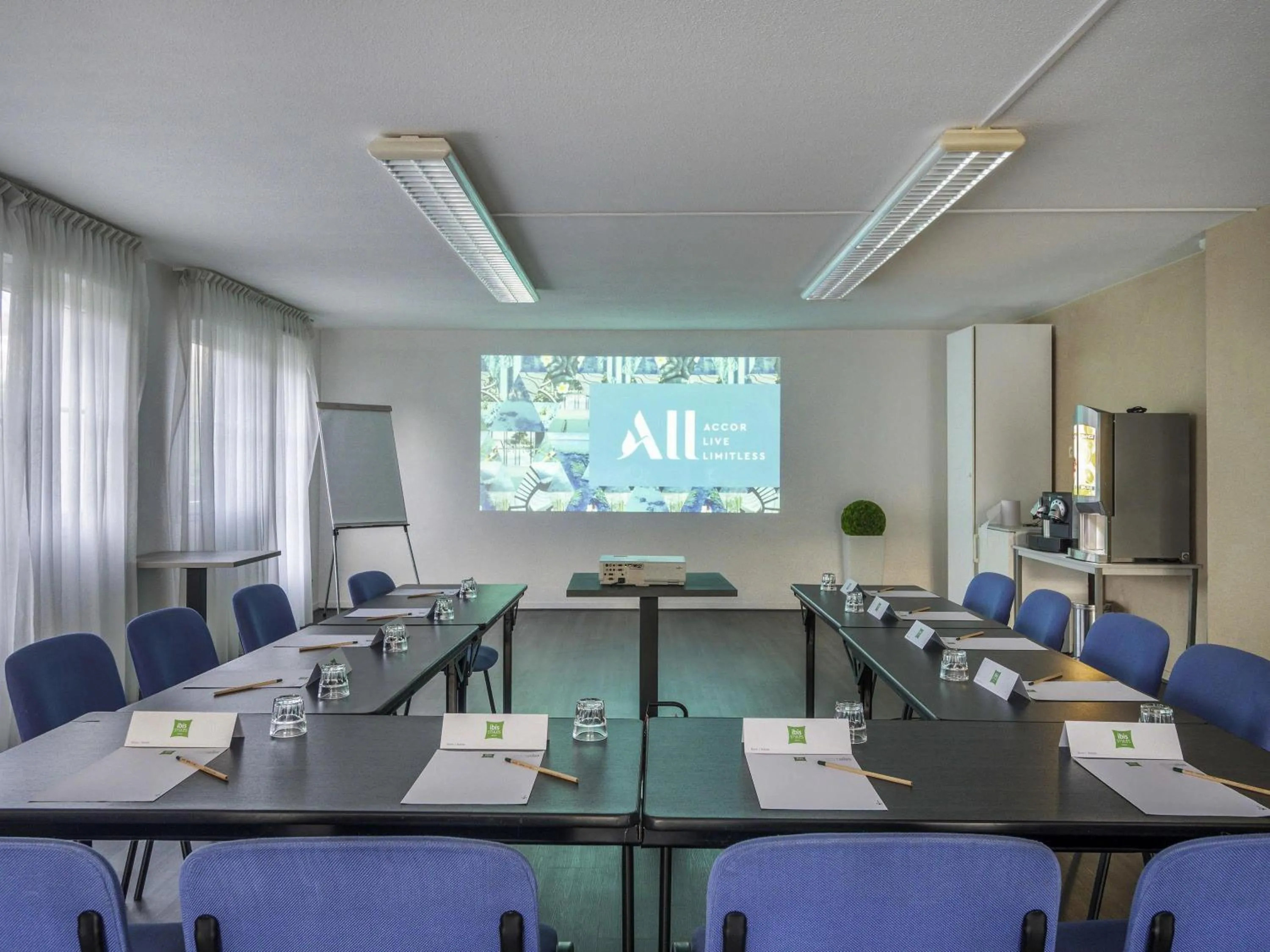 Meeting/conference room in ibis Styles Marennes d'Oléron