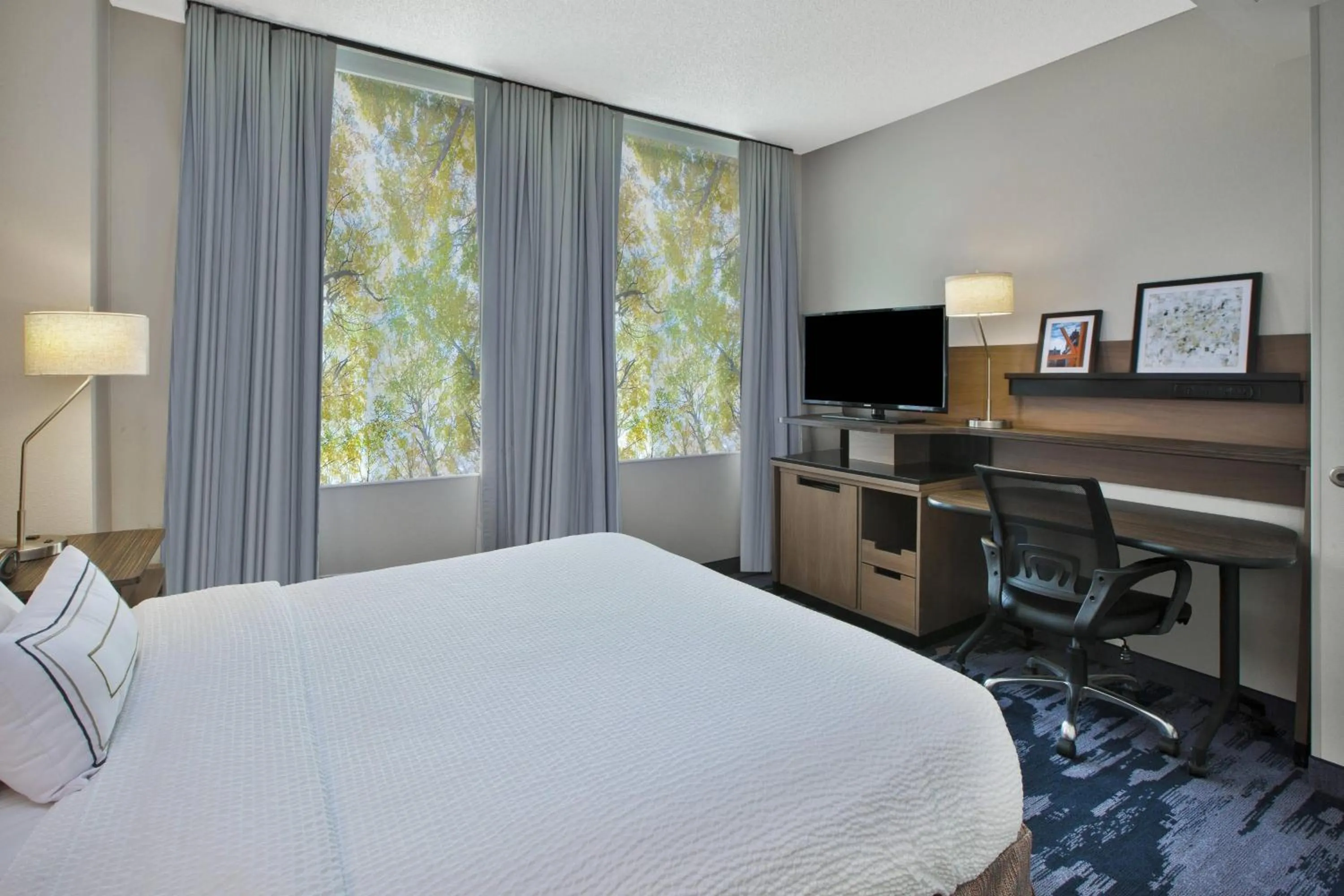 Photo of the whole room, Bed in Fairfield Inn & Suites by Marriott Milwaukee Downtown