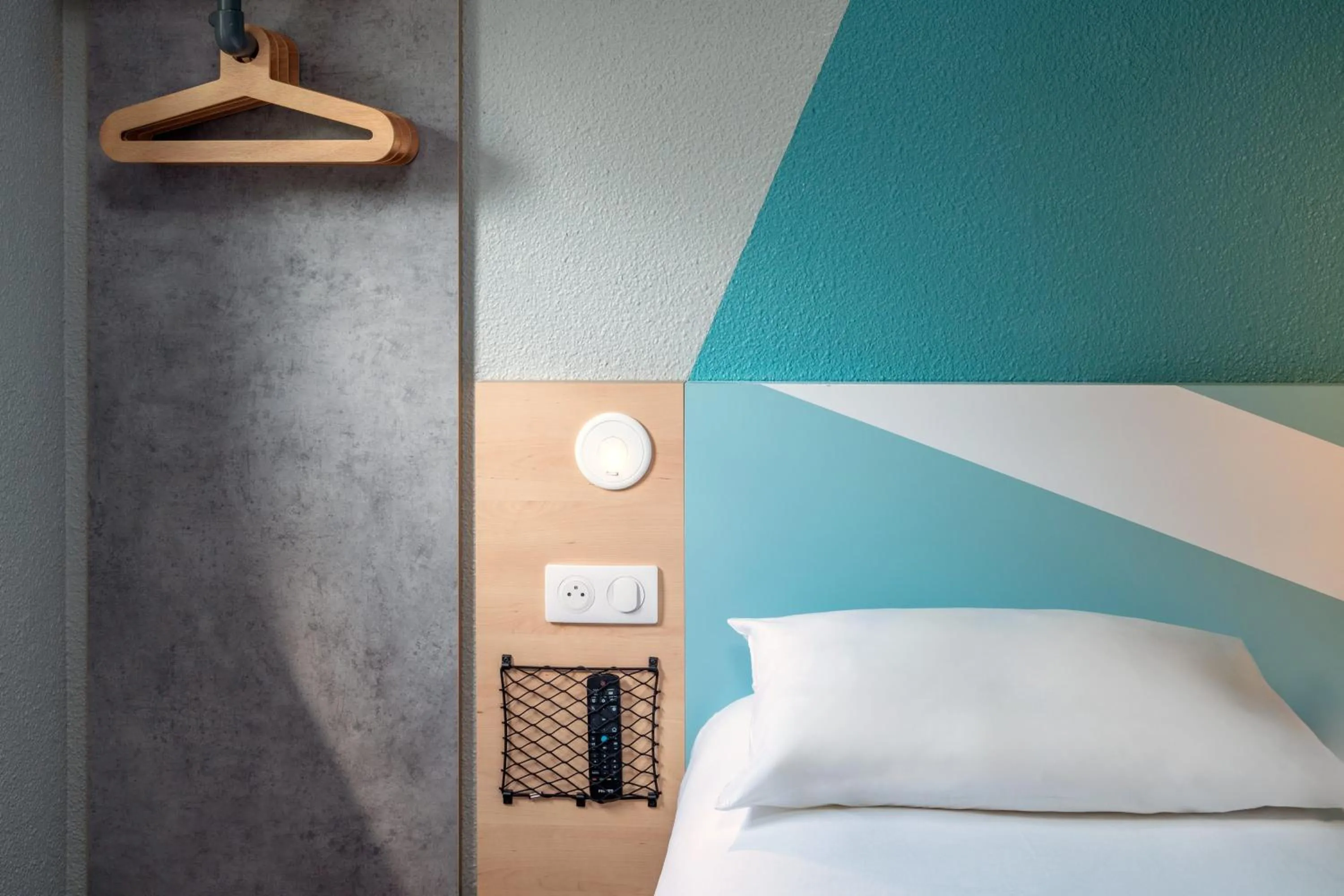 Bedroom, Bed in ibis budget Nantes Sainte Luce - Hôtel Rénové