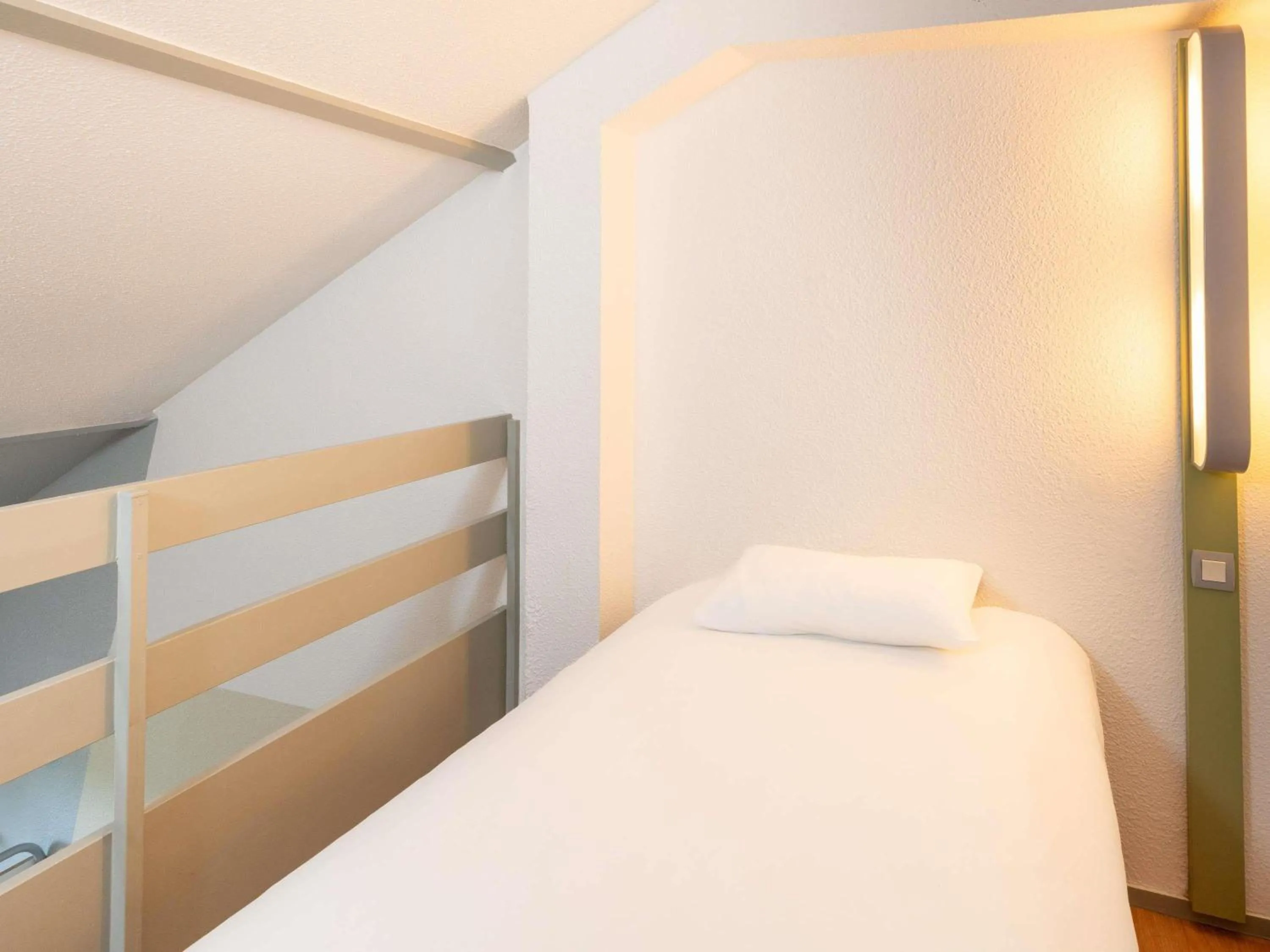 Bedroom, Bed in ibis budget Nantes Sainte Luce - Hôtel Rénové