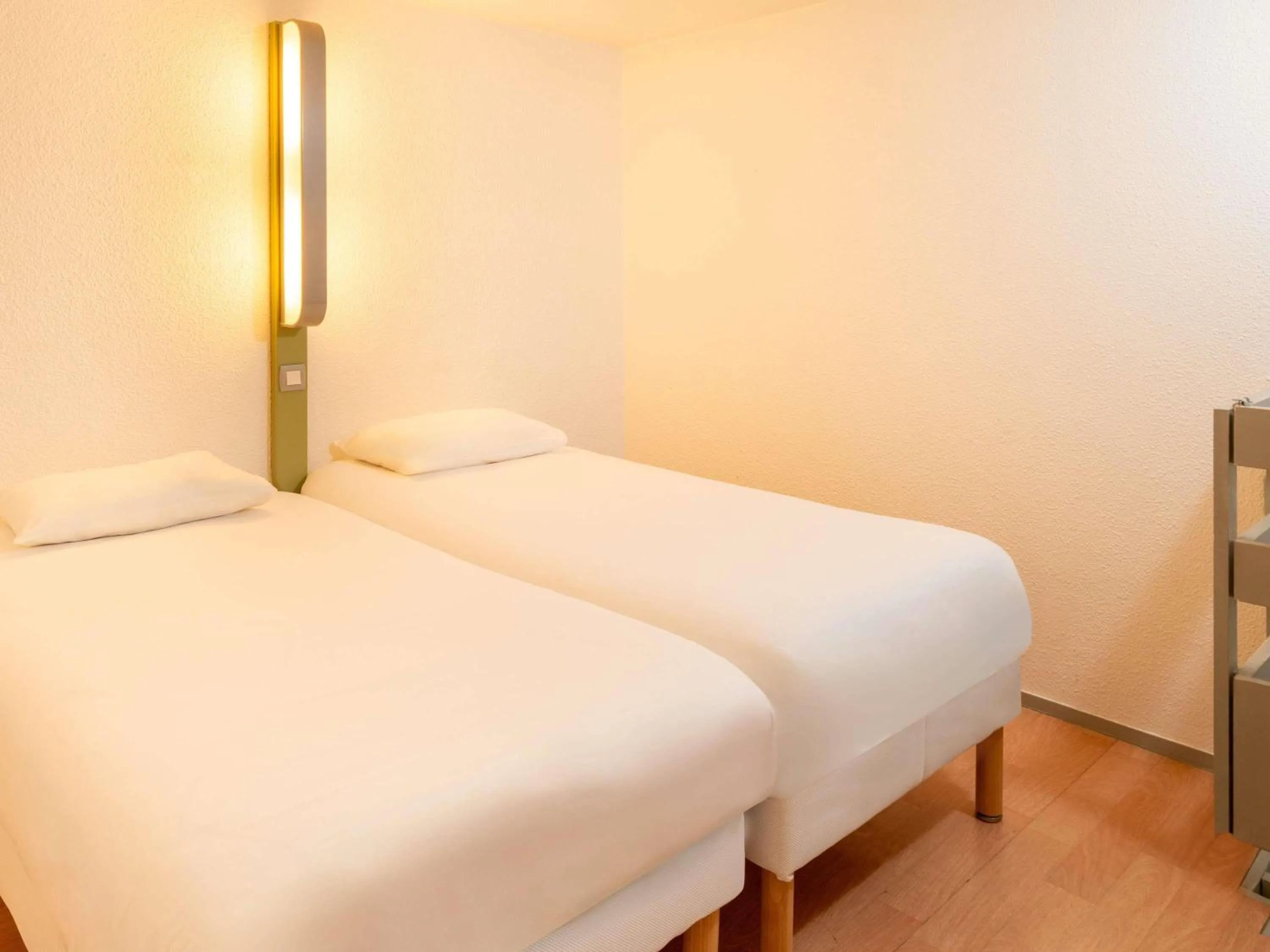 Bedroom, Bed in ibis budget Nantes Sainte Luce - Hôtel Rénové