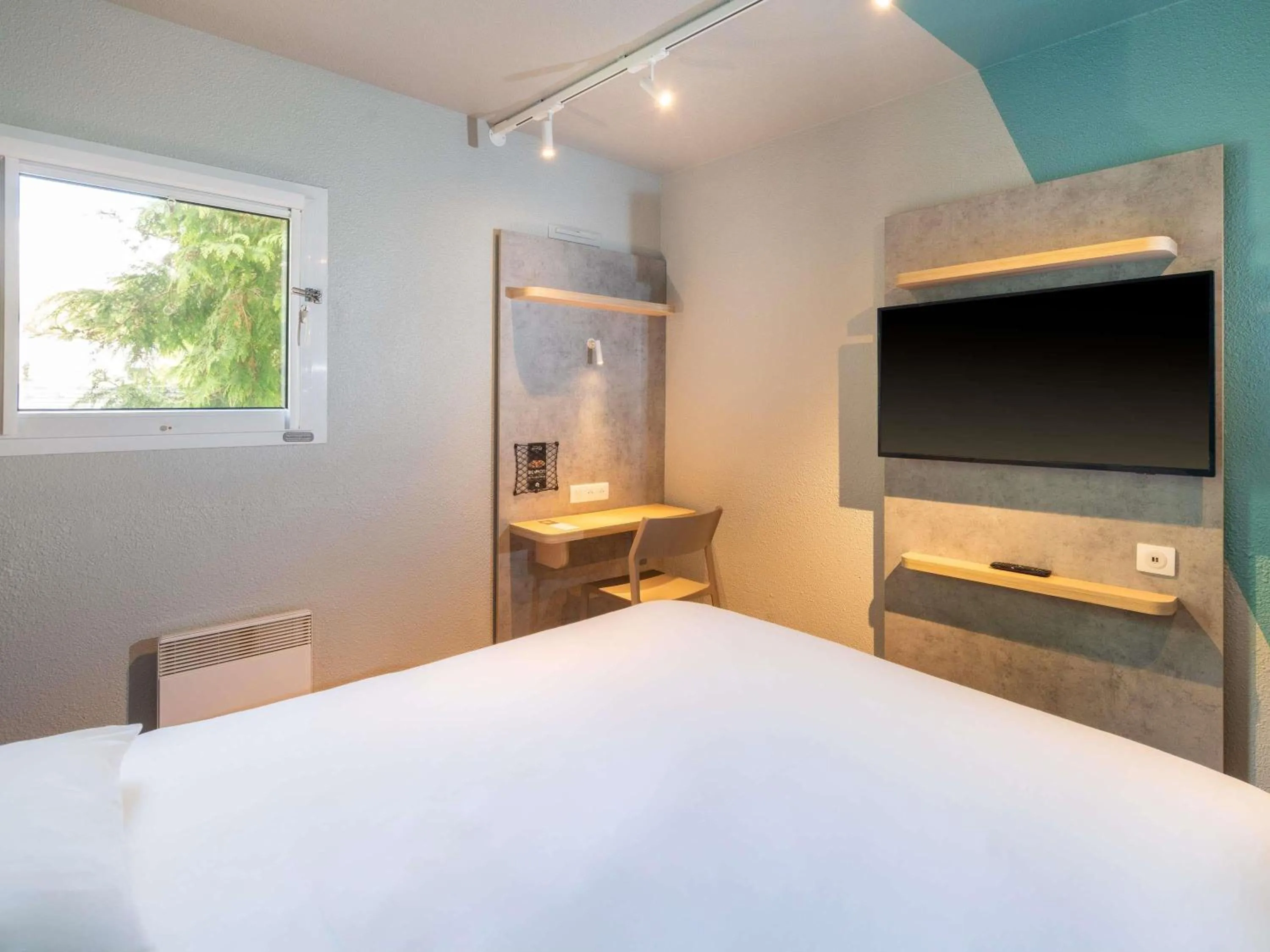 Bedroom, Bed in ibis budget Nantes Sainte Luce - Hôtel Rénové