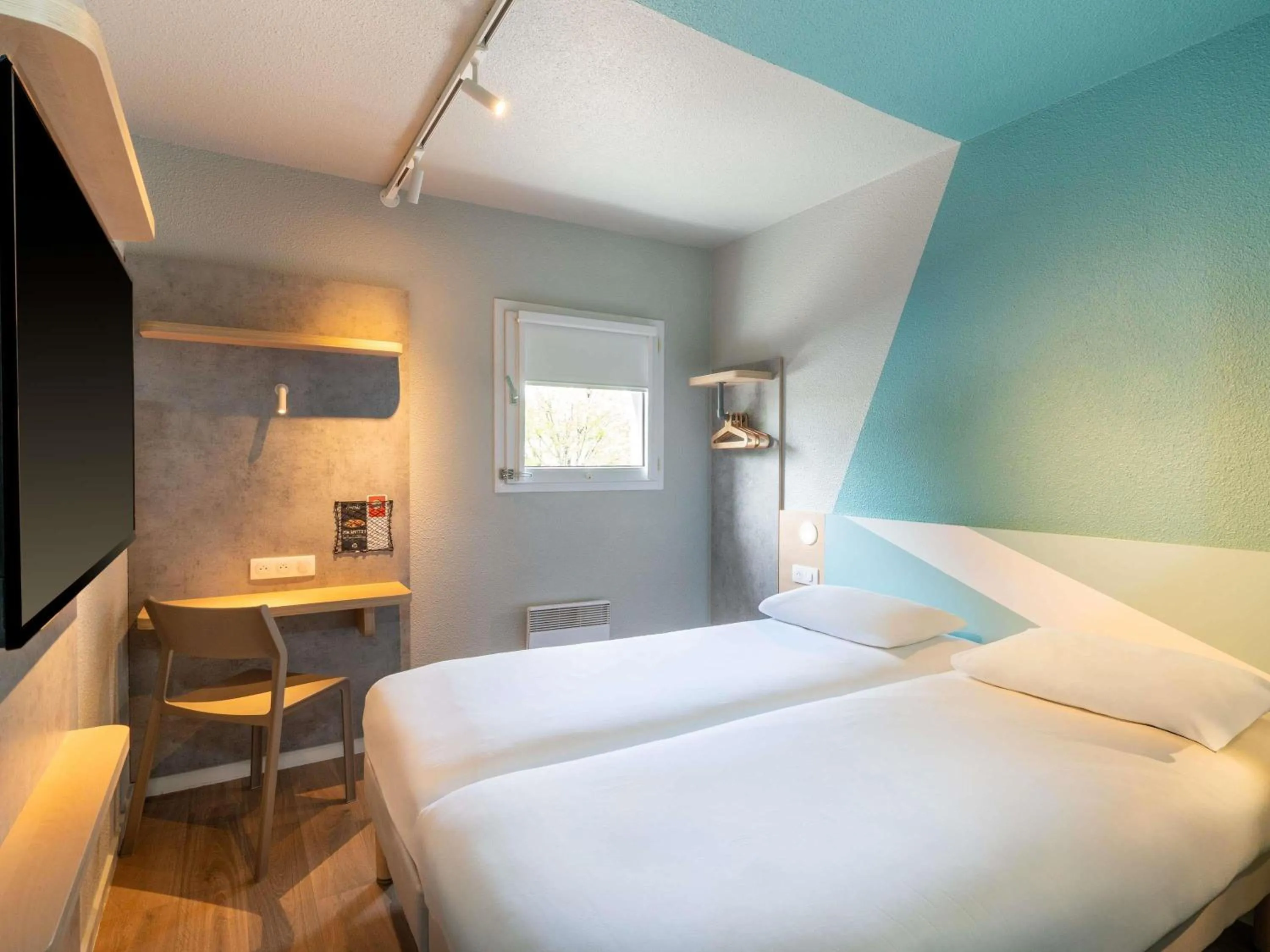 Bedroom, Bed in ibis budget Nantes Sainte Luce - Hôtel Rénové