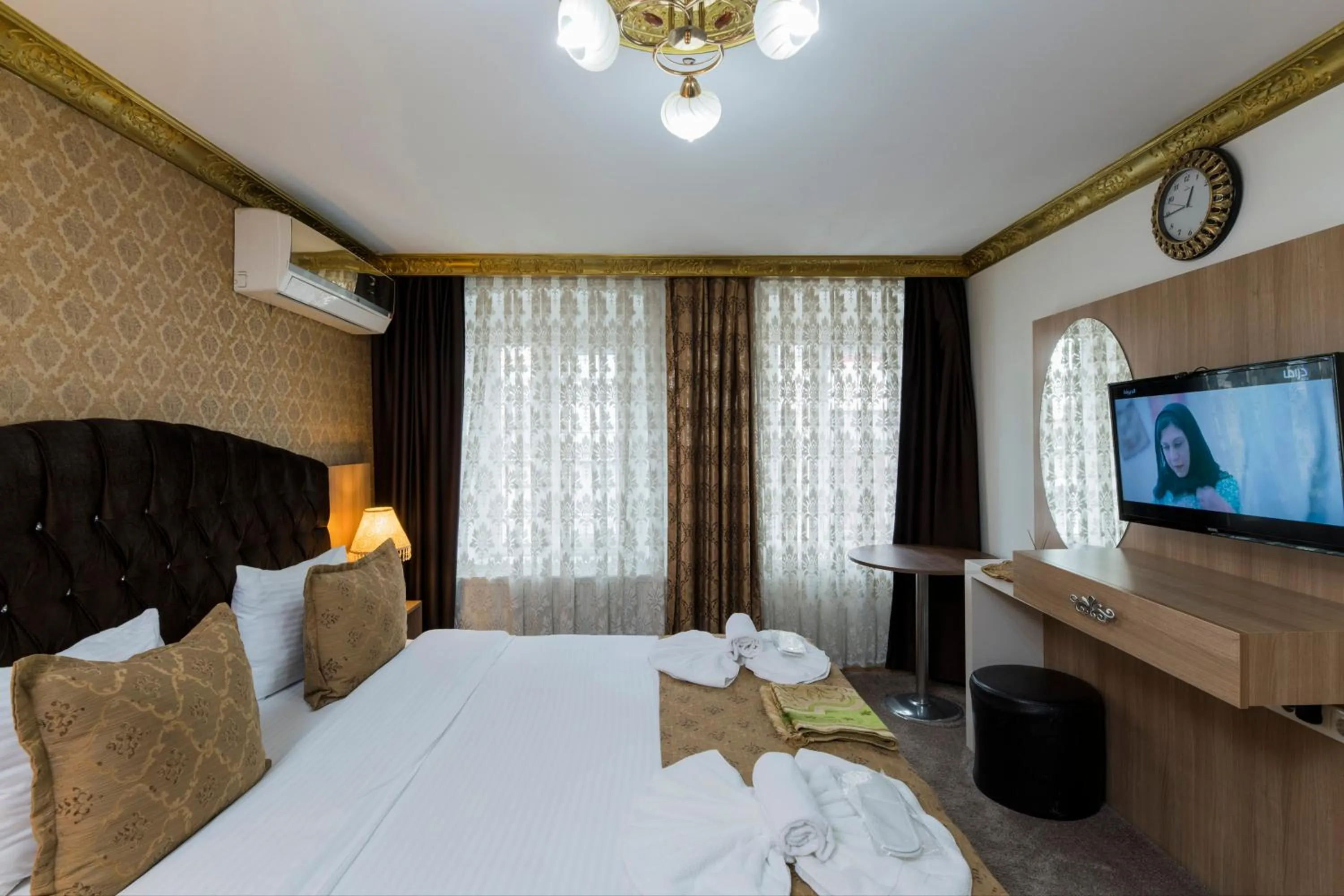 Communal lounge/ TV room, Bed in Punto Suite