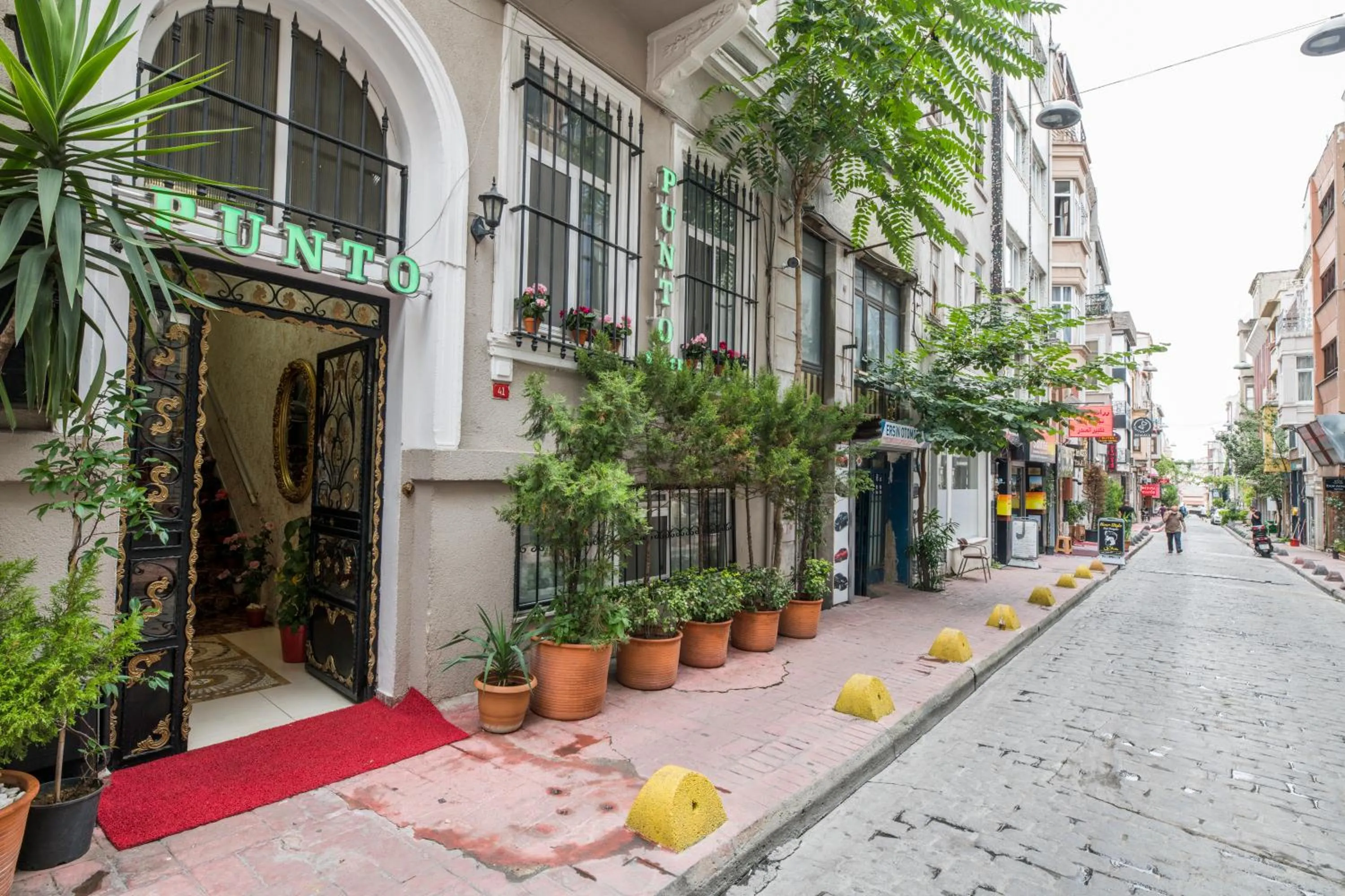 Property building in Punto Suite