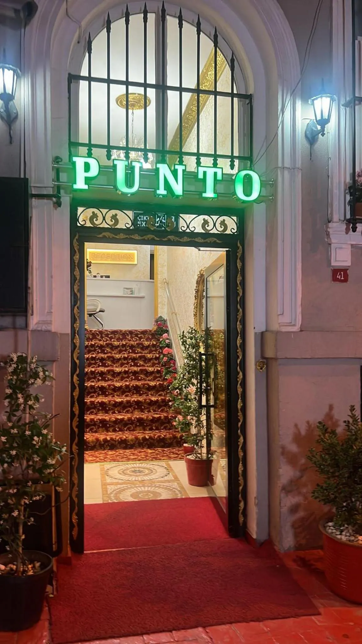Facade/entrance in Punto Suite