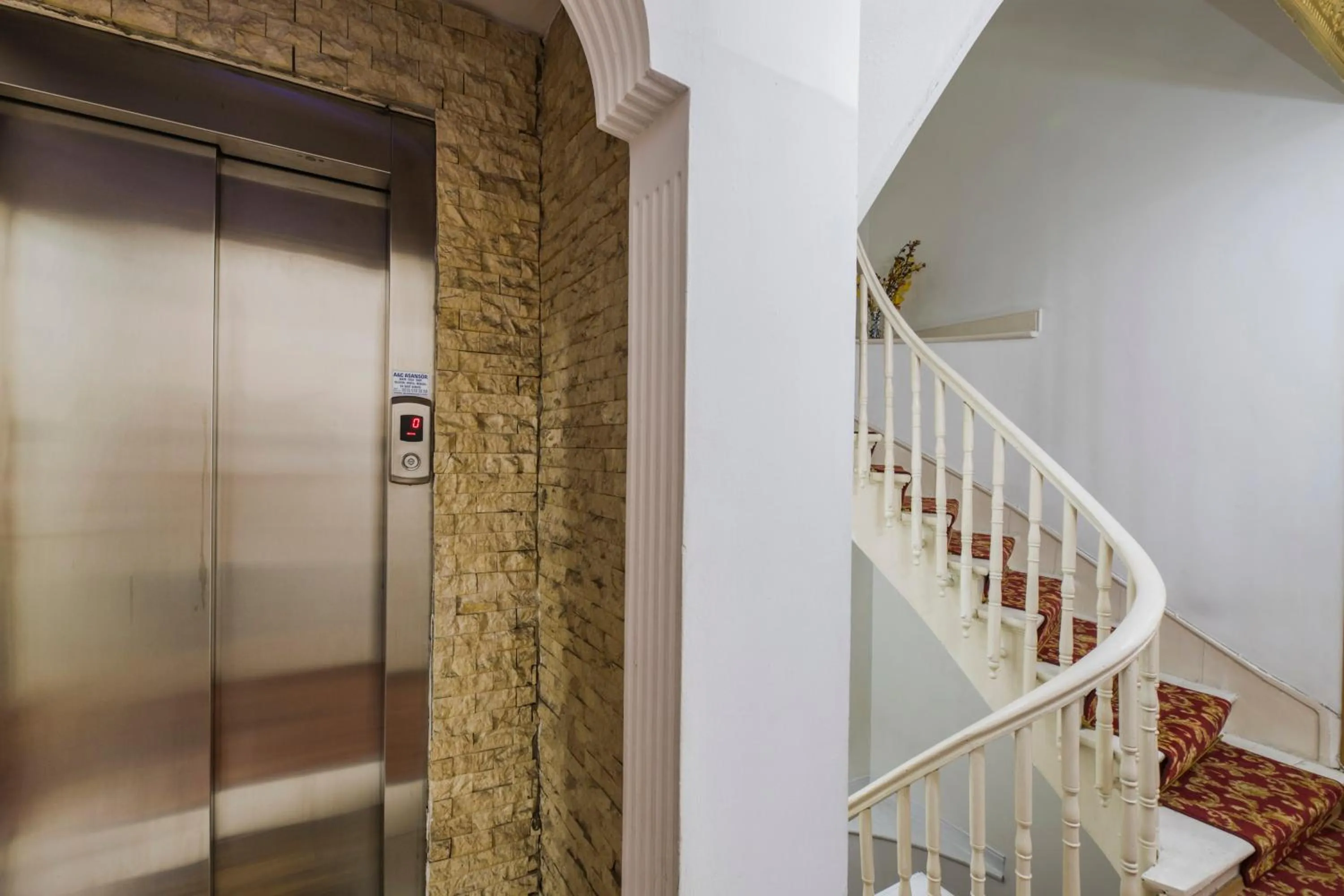 elevator in Punto Suite