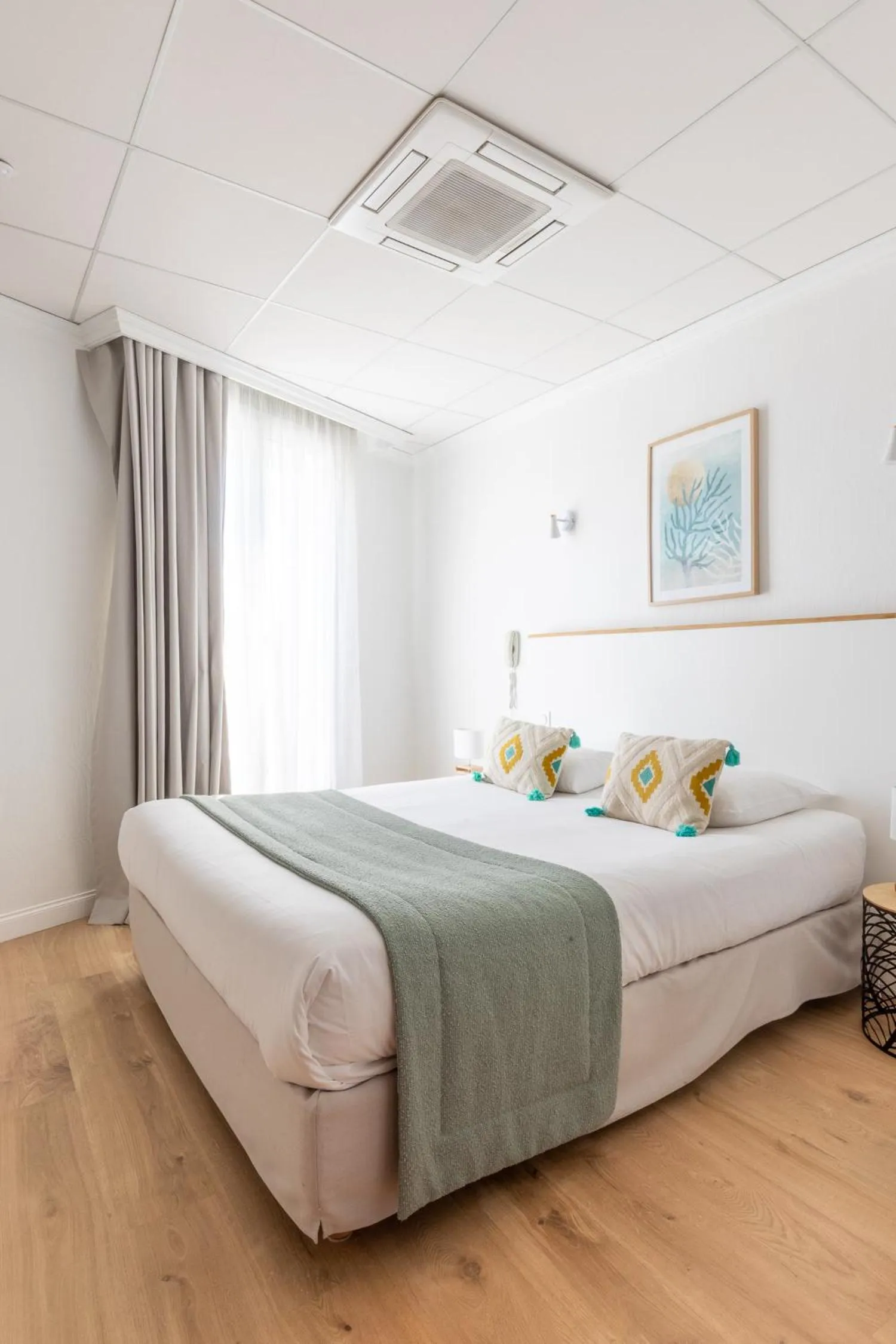 Bedroom, Bed in Hôtel Porte Mars - Reims Gare Centre Arena