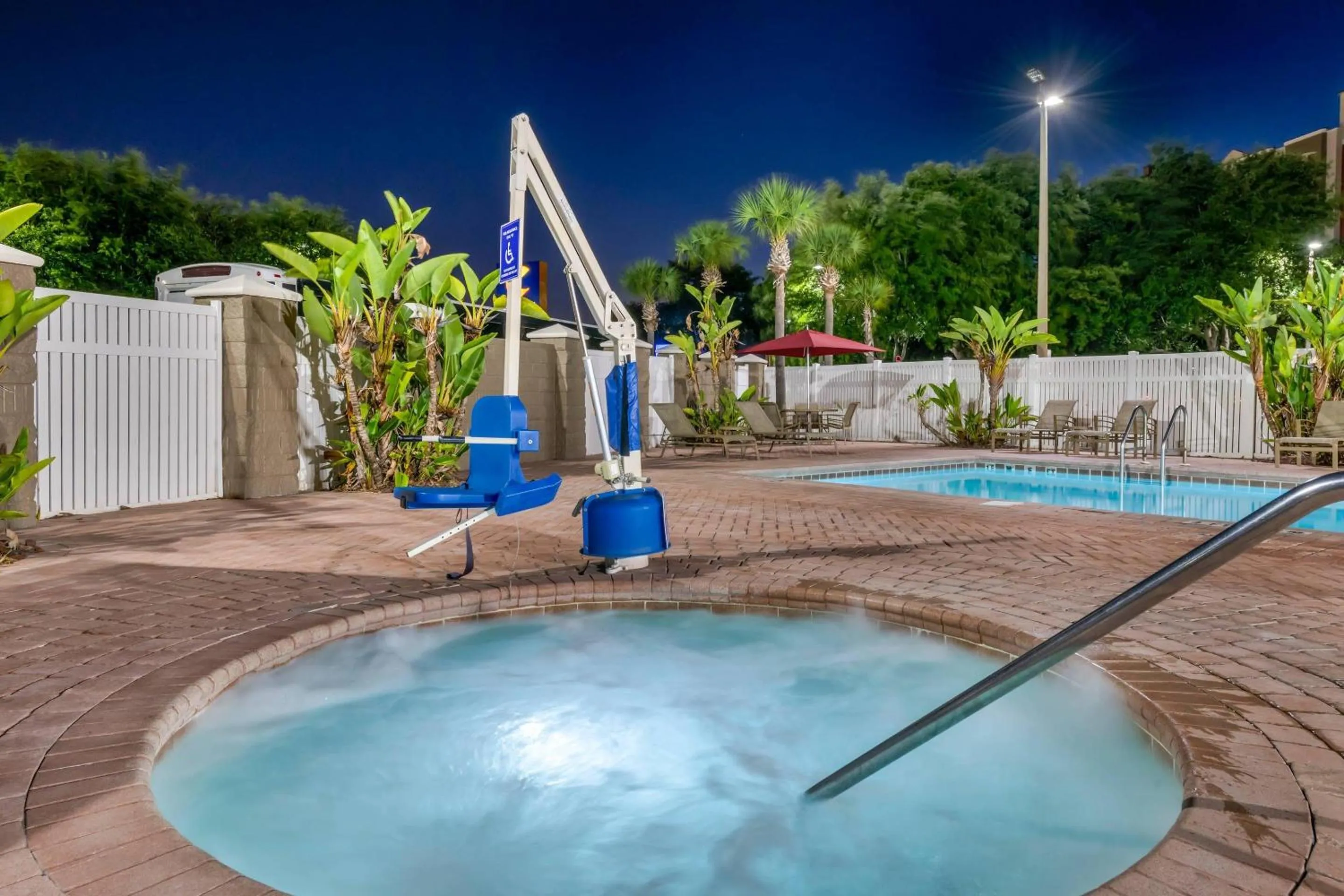 Swimming pool in Comfort Suites Near Universal Orlando Resort