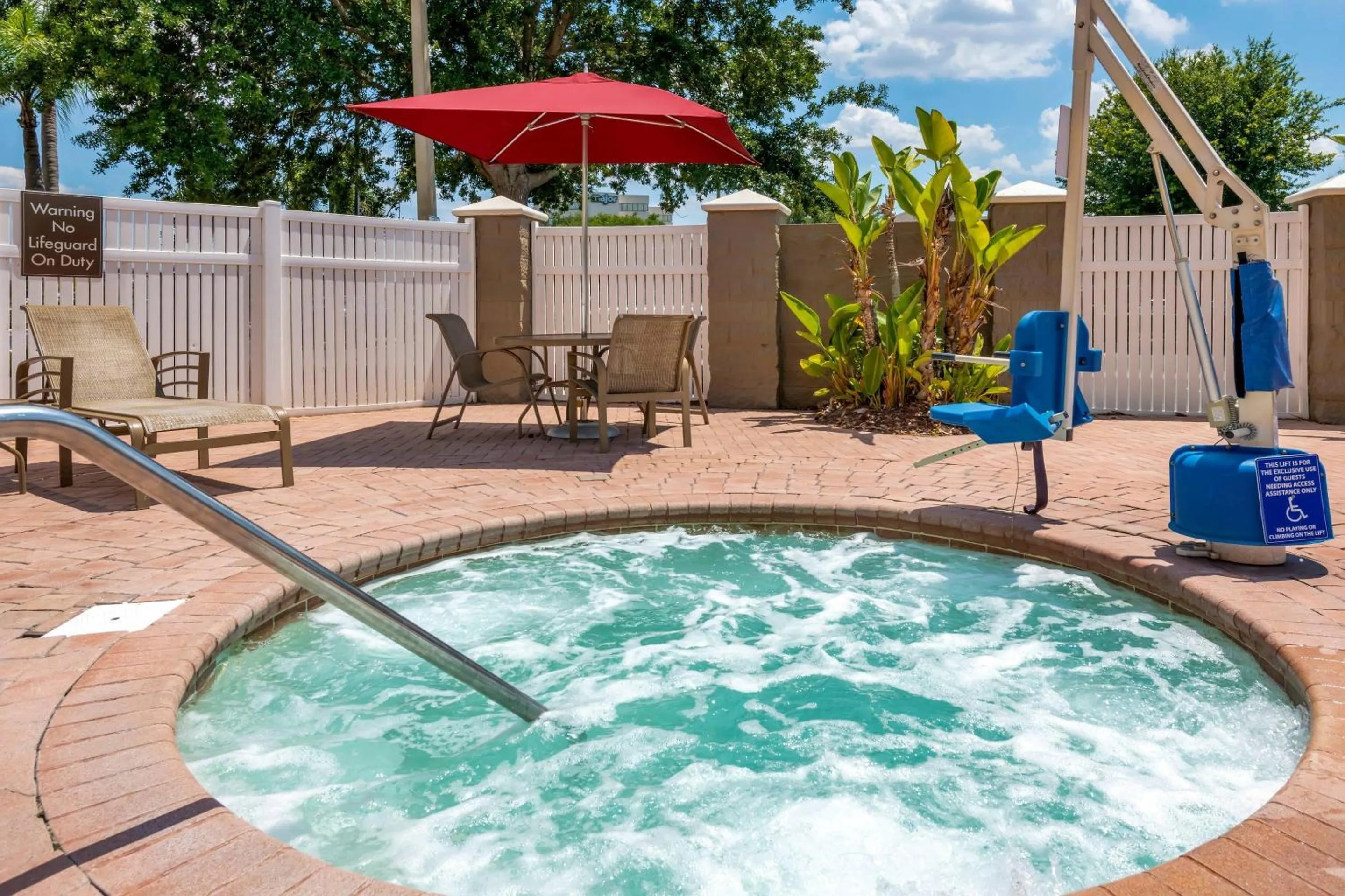 Swimming pool in Comfort Suites Near Universal Orlando Resort