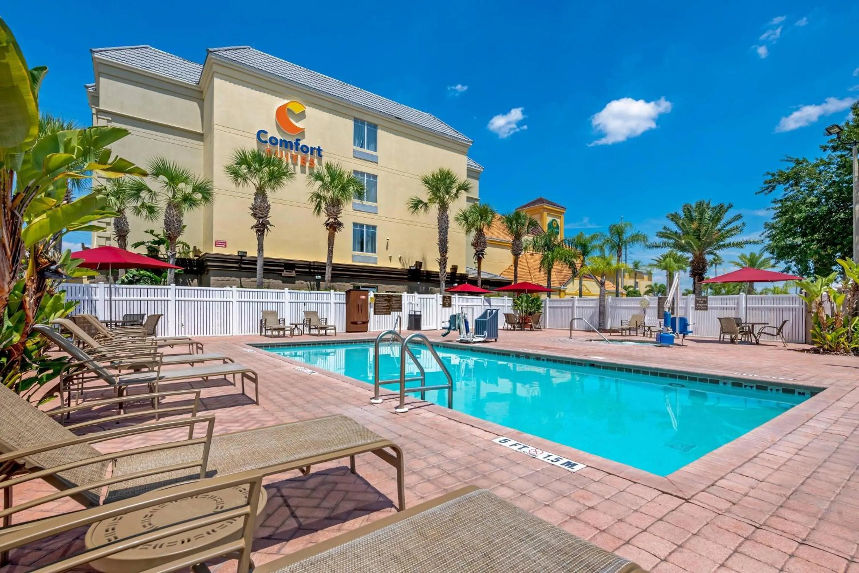 Swimming pool in Comfort Suites Near Universal Orlando Resort