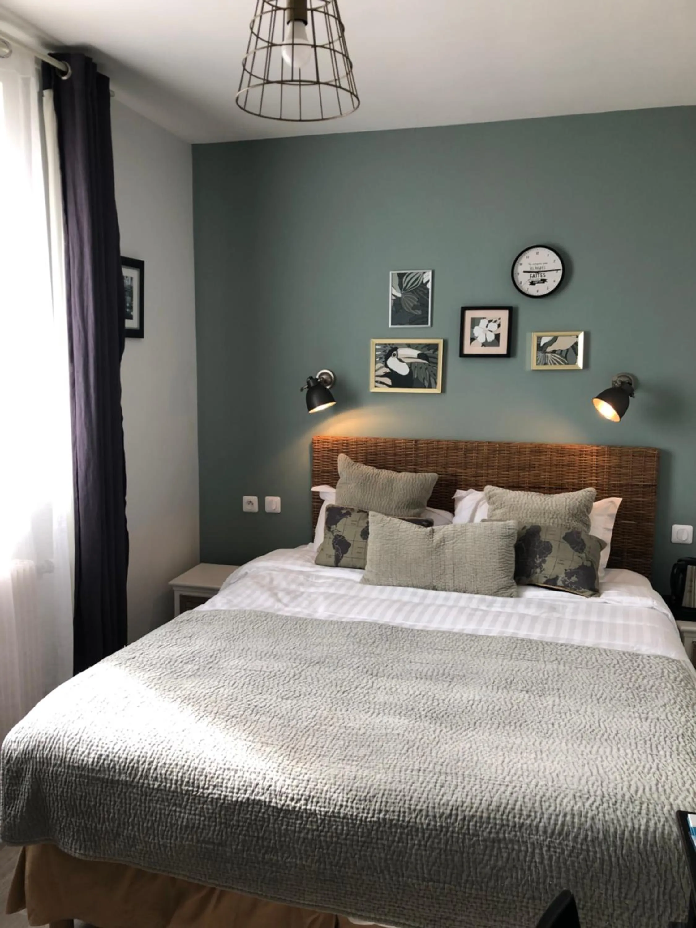 Property building, Bed in Hotel Les Embruns