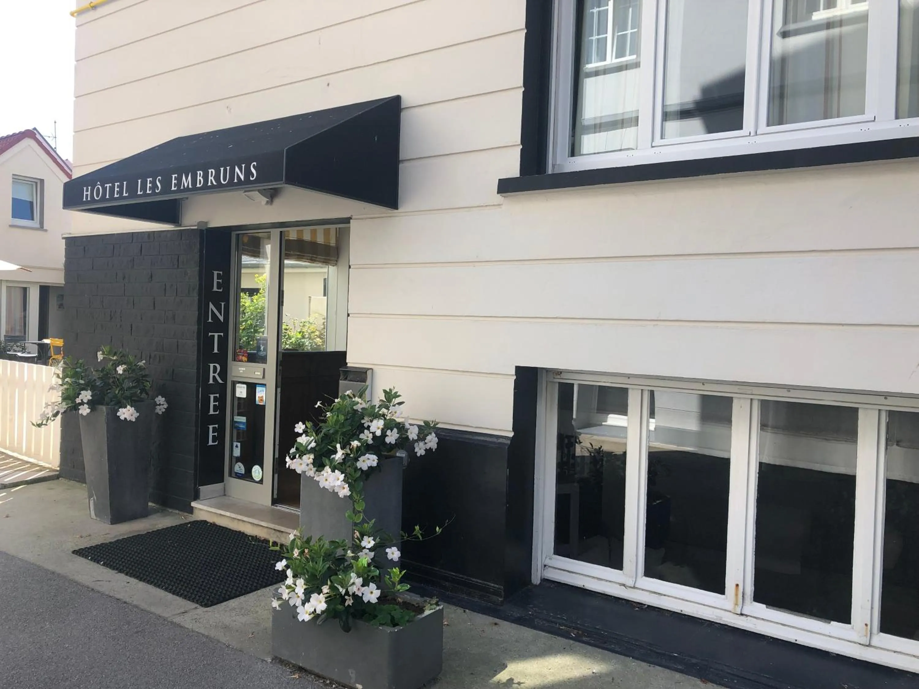Facade/entrance in Hotel Les Embruns