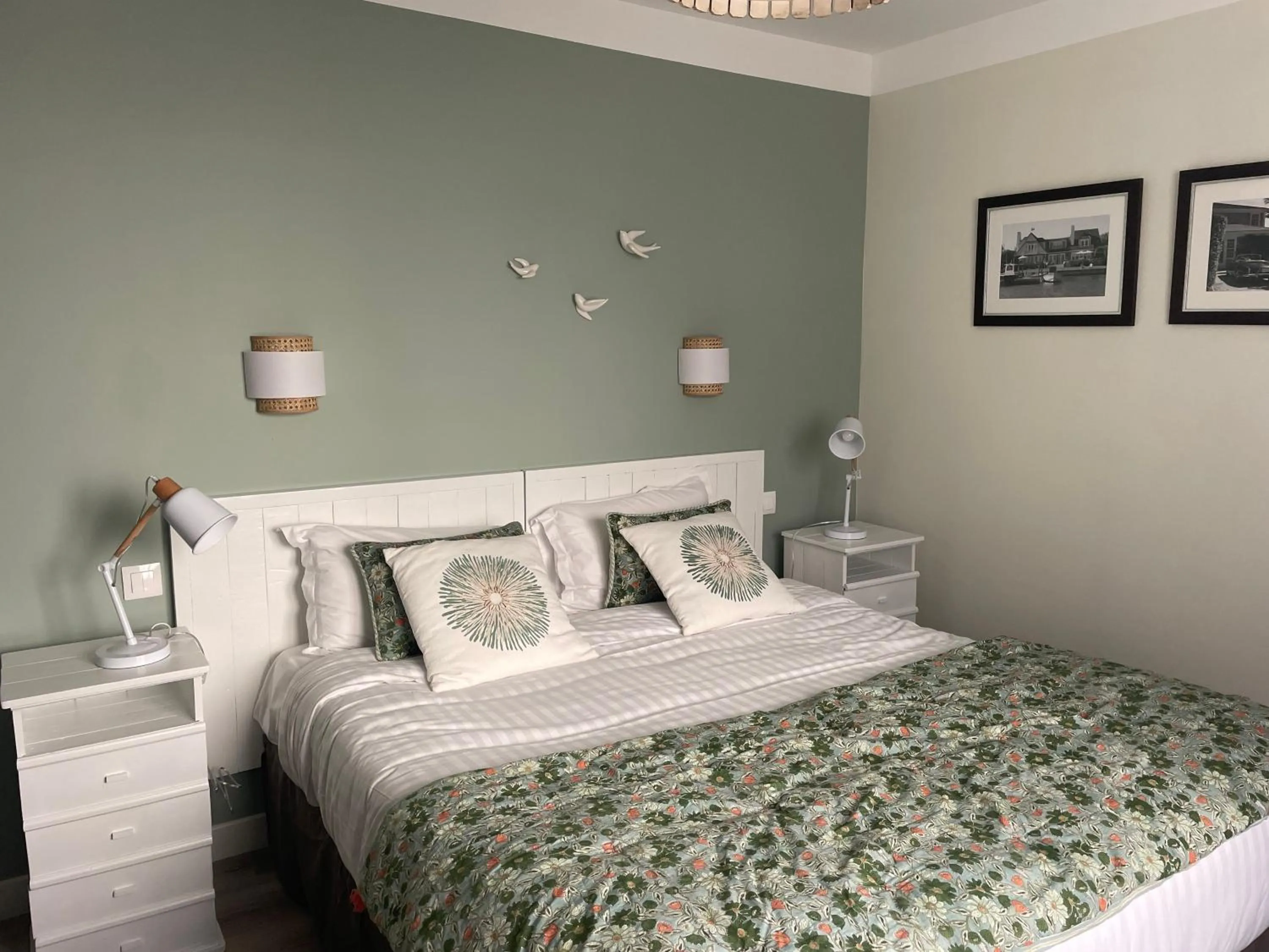 Property building, Bed in Hotel Les Embruns