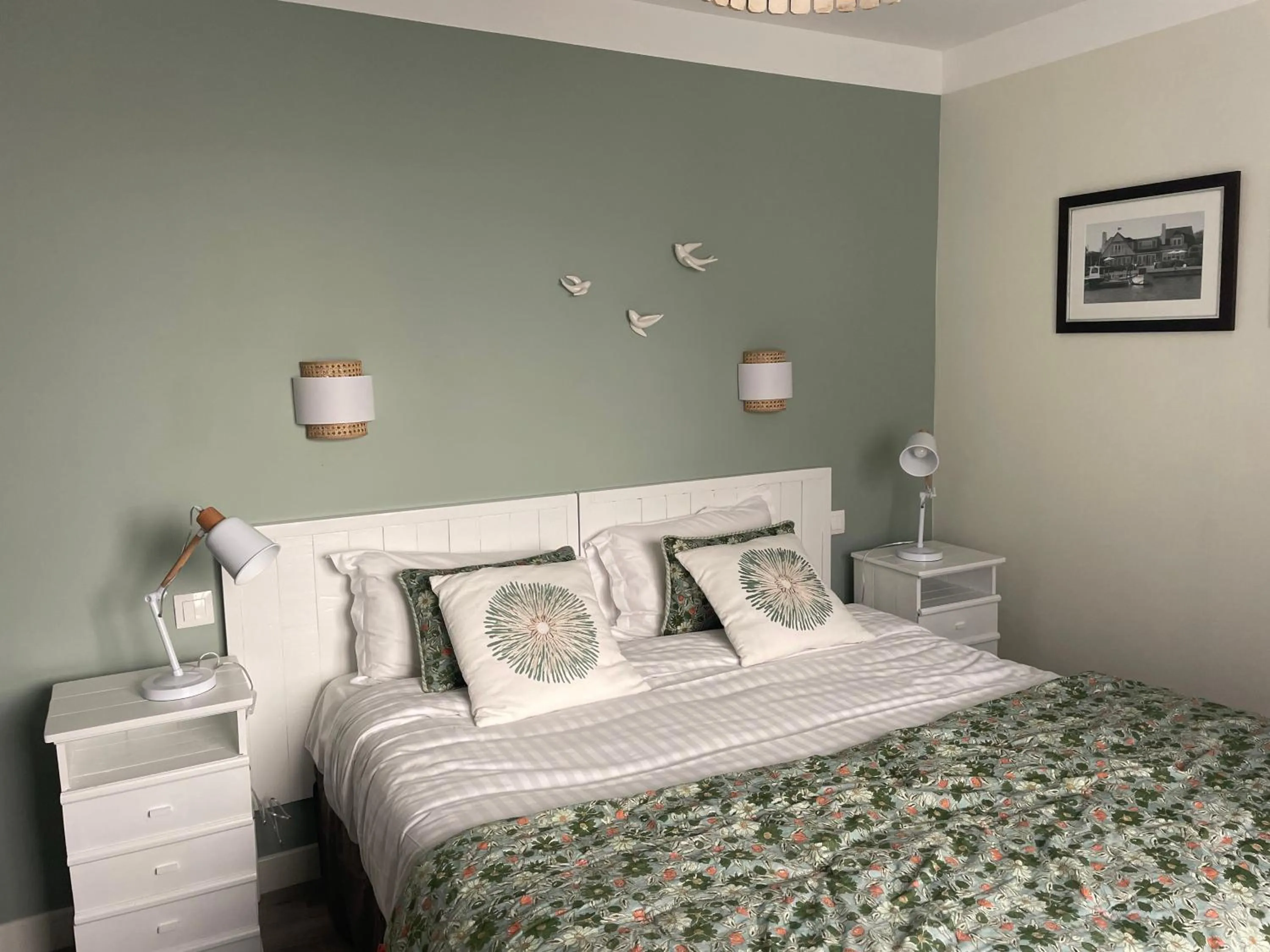 Property building, Bed in Hotel Les Embruns