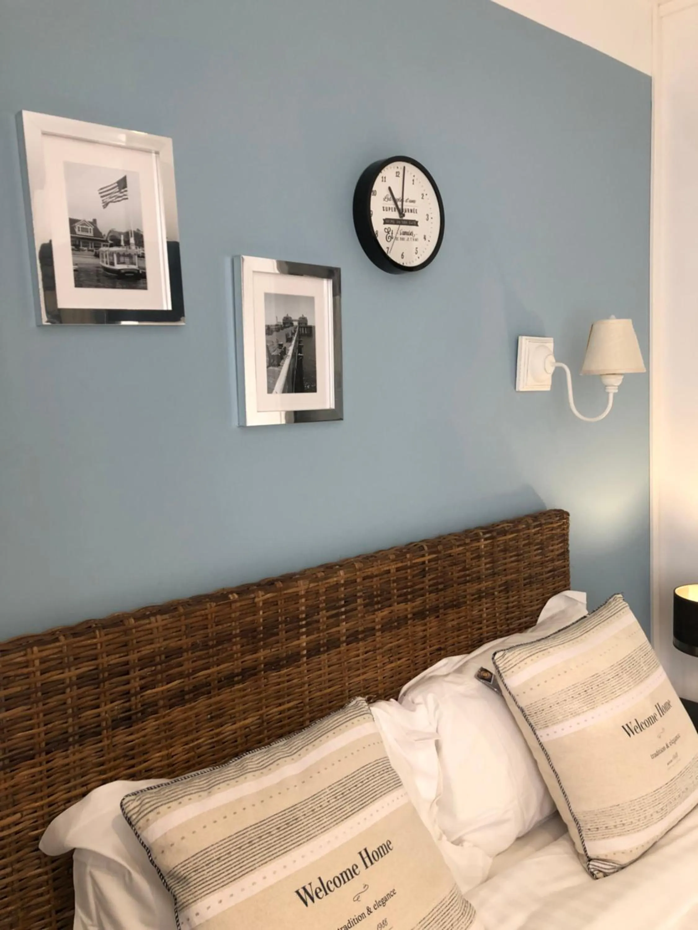 Property building, Bed in Hotel Les Embruns