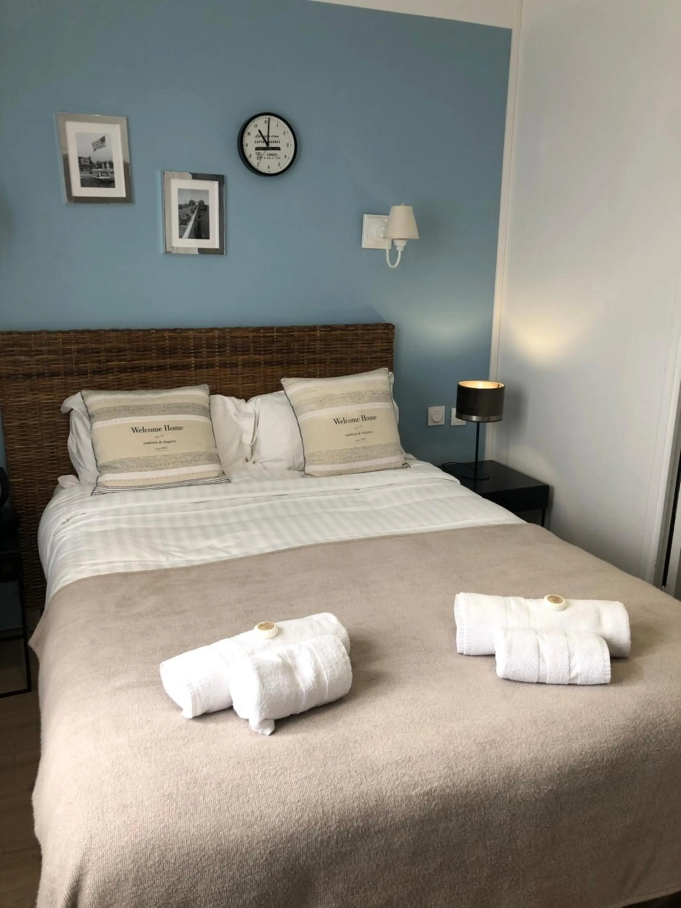 Property building, Bed in Hotel Les Embruns